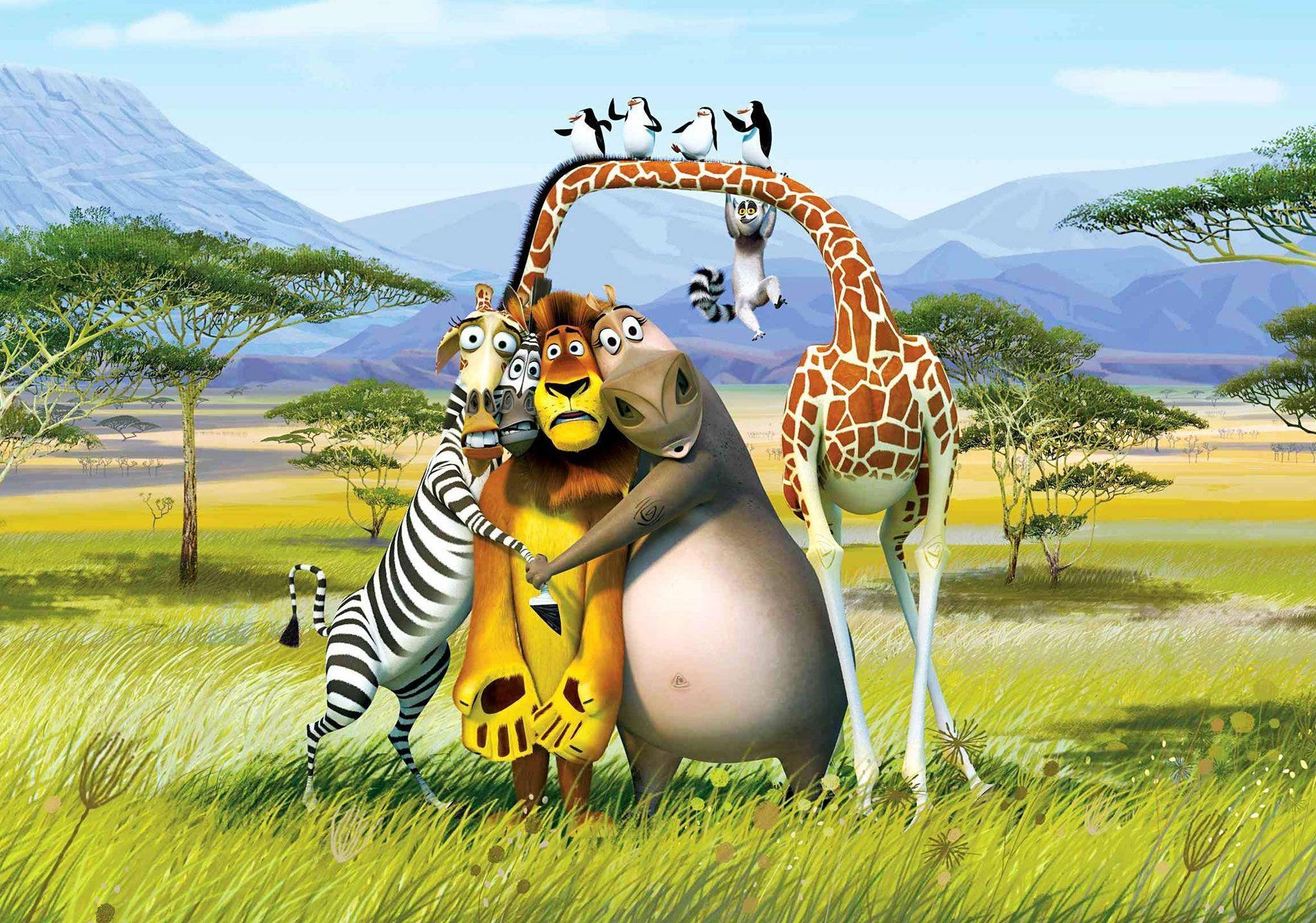 Cartoon 桌布 壁紙 — 動畫動物朋友包括獅子、斑馬、河馬和長頸鹿，在陽光明媚的非洲大草原上與山脈和樹木一起擺姿勢。