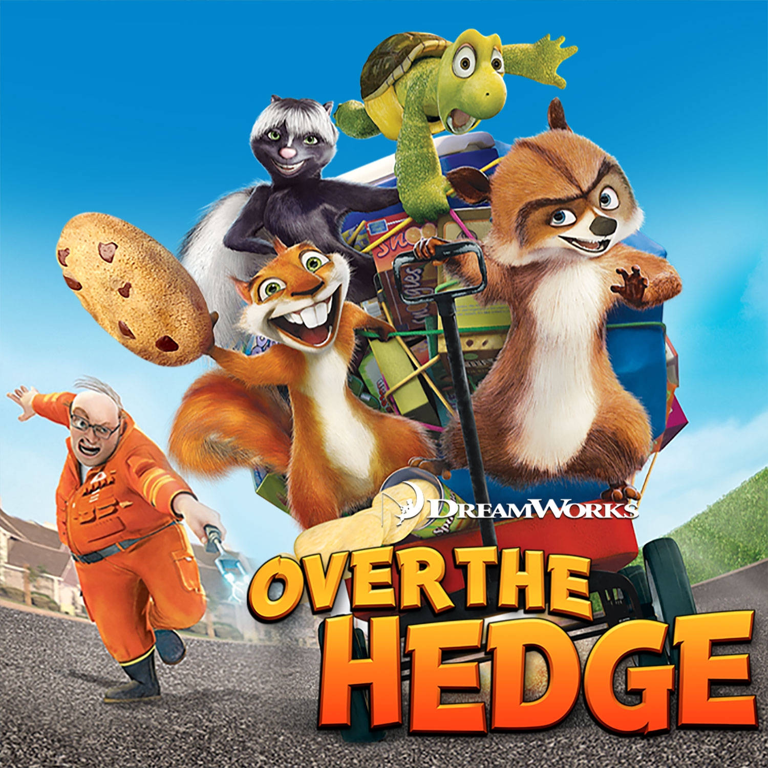 Over The Hedge 桌布 壁紙 — 動畫動物角色在明亮的藍天下，乘坐裝滿零食的推車，歡快地追逐一名穿橙色衣服的男子。
