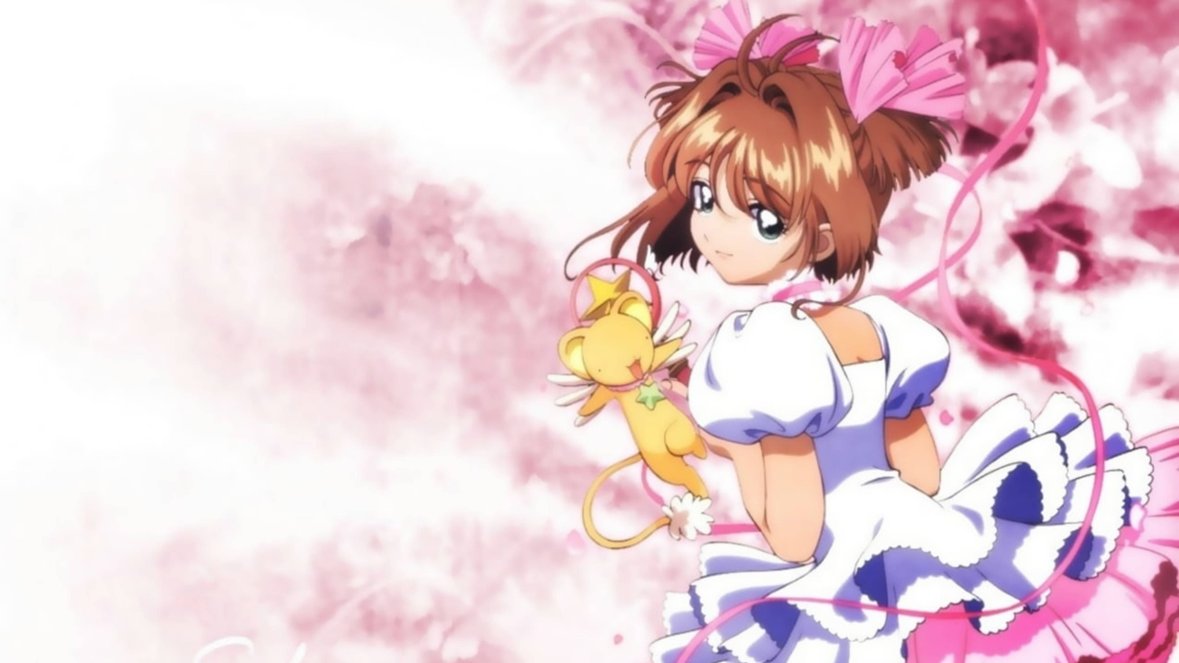 Cardcaptor 桌布 壁紙 — 動畫女孩，棕色頭髮，粉色蝴蝶結，抱著黃色貓咪般的生物，背景是柔和的粉色花卉。