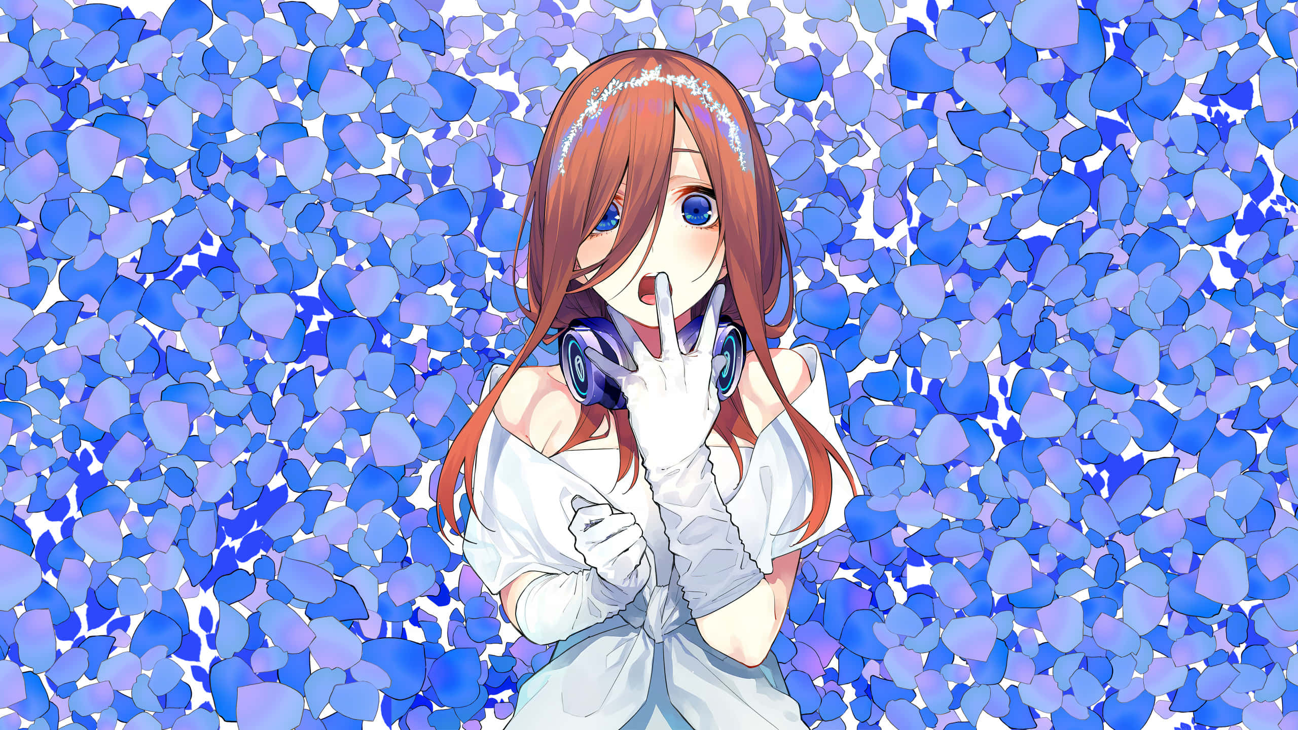 Miku Nakano 桌布 壁紙 — 動畫女孩，橙色頭髮，藍色眼睛，在藍色花瓣中做出噤聲手勢。