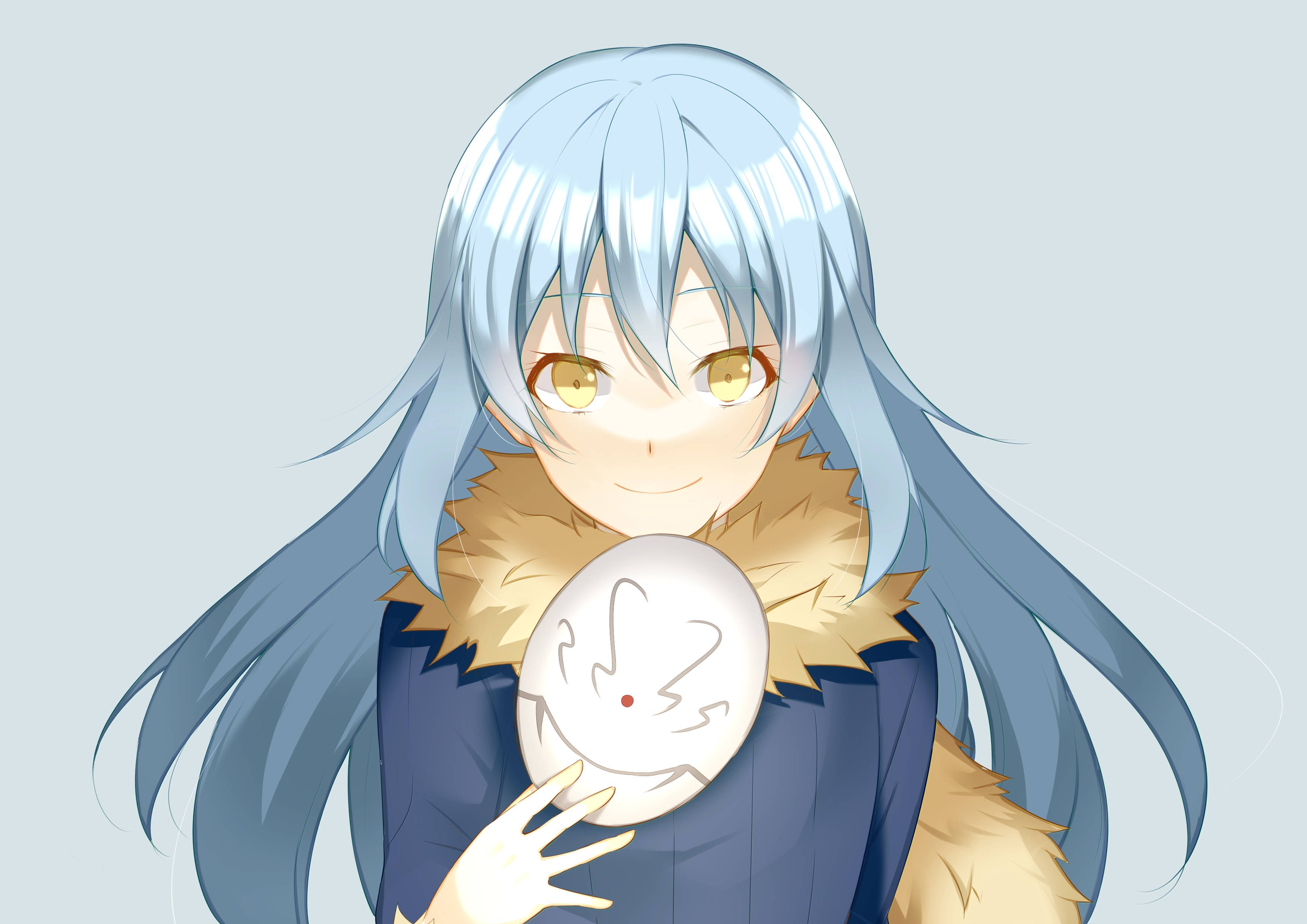 Rimuru 桌布 壁紙 — 動畫女孩，銀色頭髮，金色眼睛，在柔和的灰色背景前拿著一個帶有簡單面部設計的白色面具。