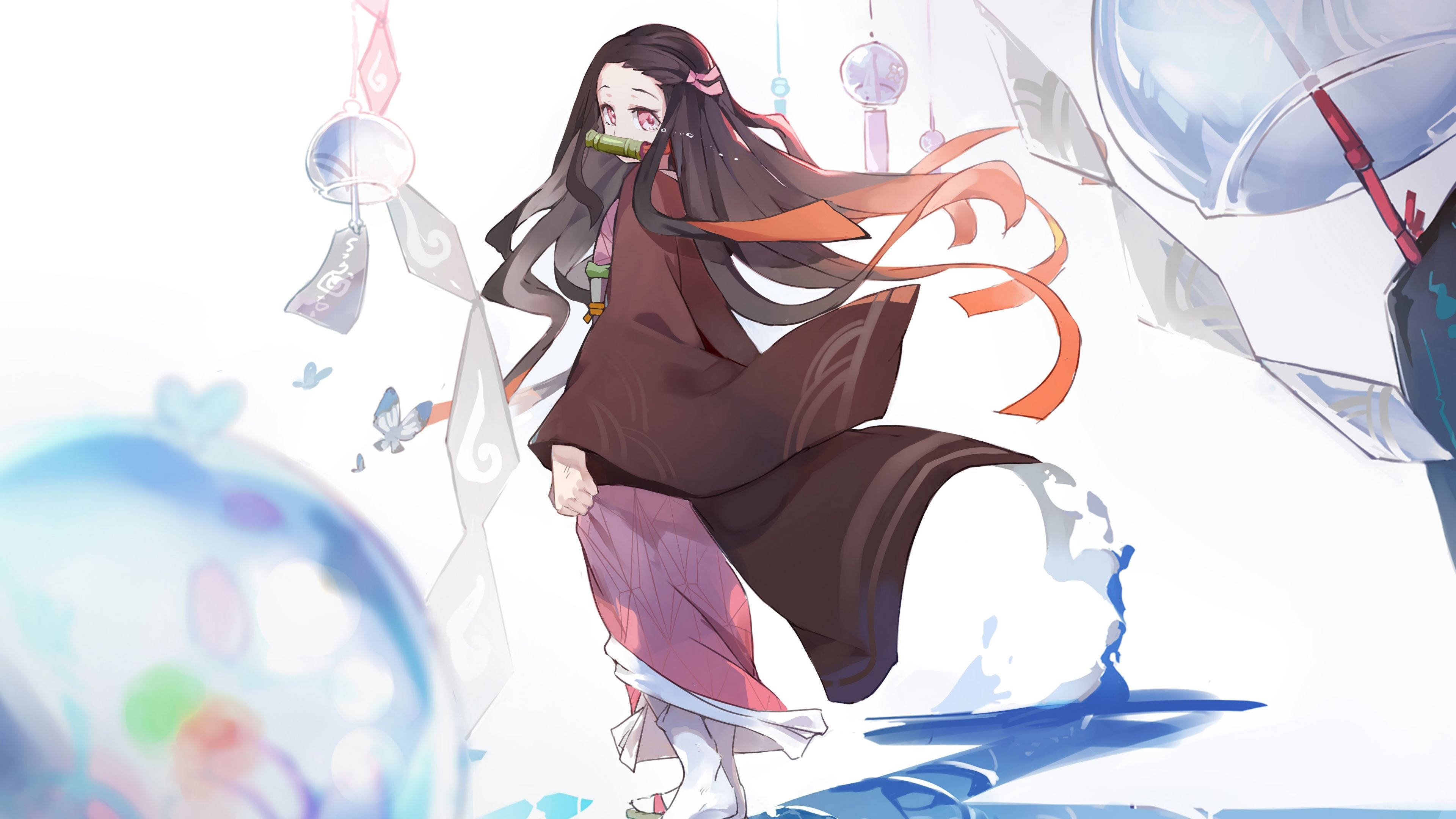 禰豆子 桌布 壁紙 — 動畫女孩，長長的黑髮和竹製吹嘴，站在漂浮的燈籠和蝴蝶之間，在明亮空靈的環境中。