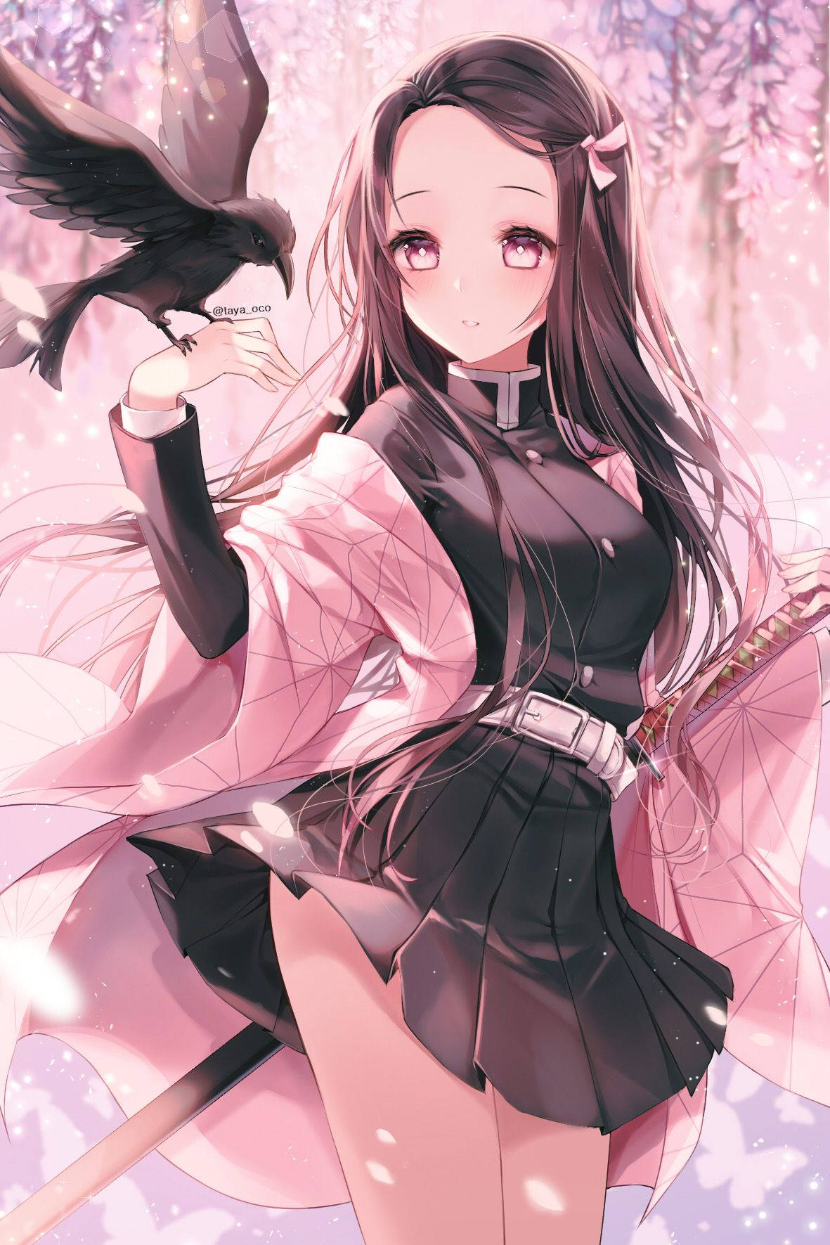 Nezuko iPhone 桌布 壁紙 — 動畫女孩，長長的黑髮和粉紅色的眼睛，在柔和的粉紅色櫻花背景下輕輕抱著一隻烏鴉。