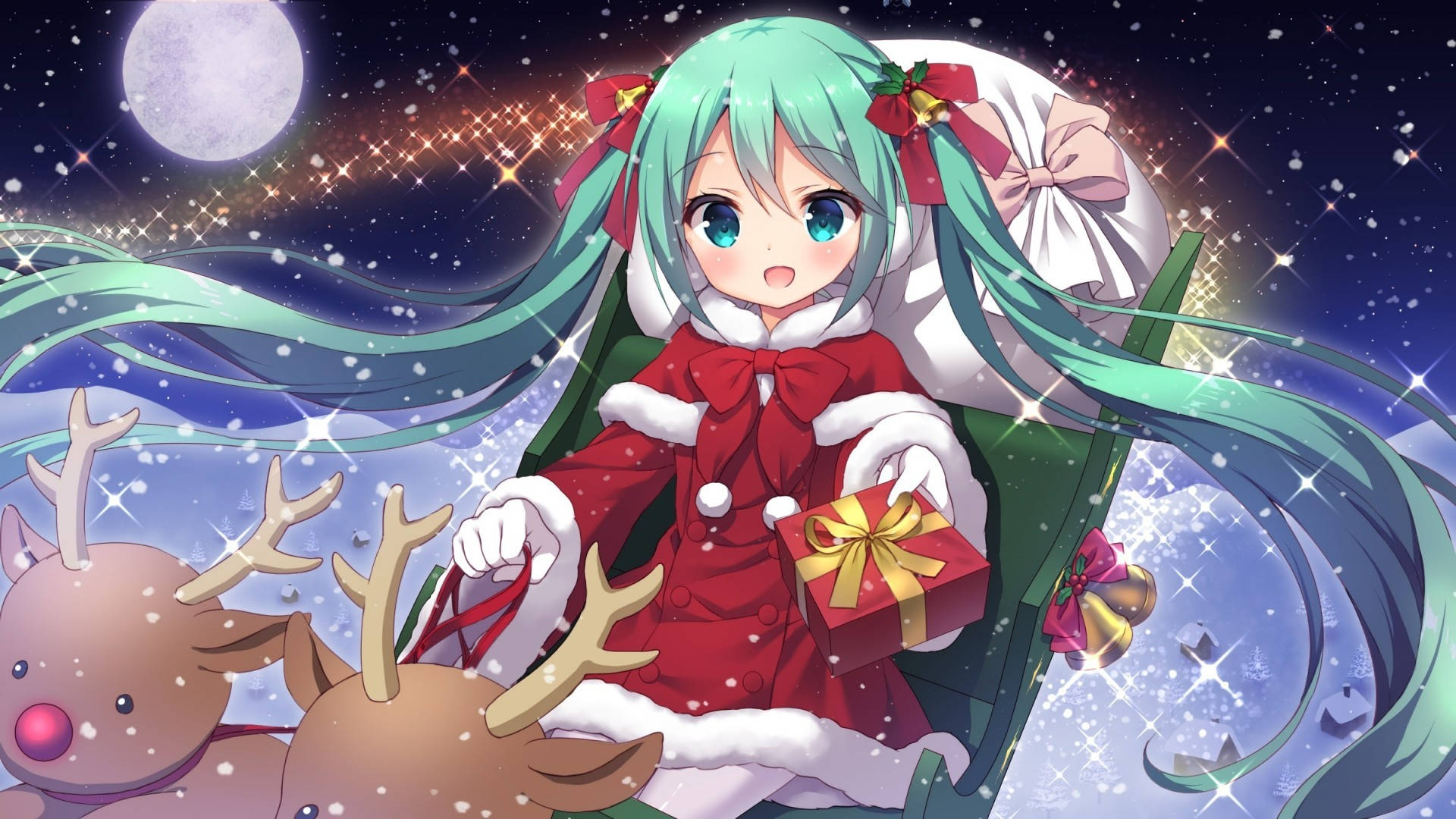 動漫聖誕 桌布 壁紙 — 動畫女孩，青綠色頭髮，穿著紅色聖誕老人服裝，在雪月夜空下乘坐馴鹿雪橇，手持禮物。