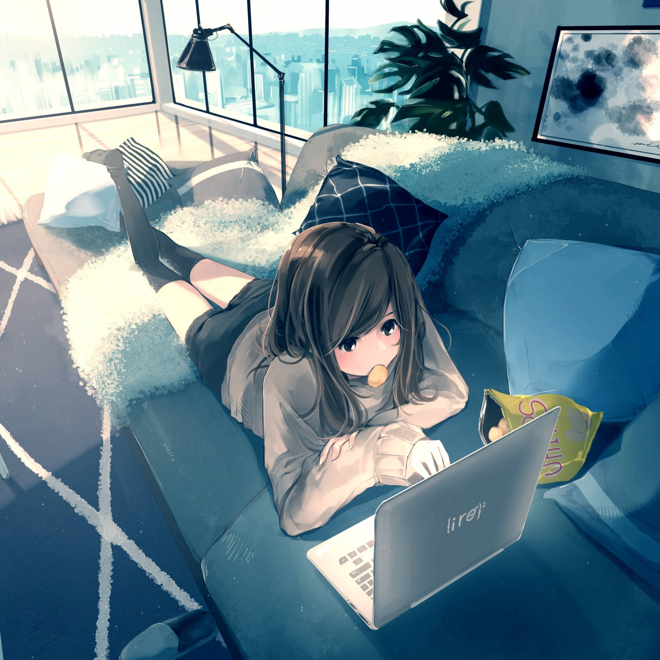 Apartment 桌布 壁紙 — 動畫女孩在藍色沙發上放鬆，帶著筆記型電腦和零食袋，透過大窗戶俯瞰城市景觀。
