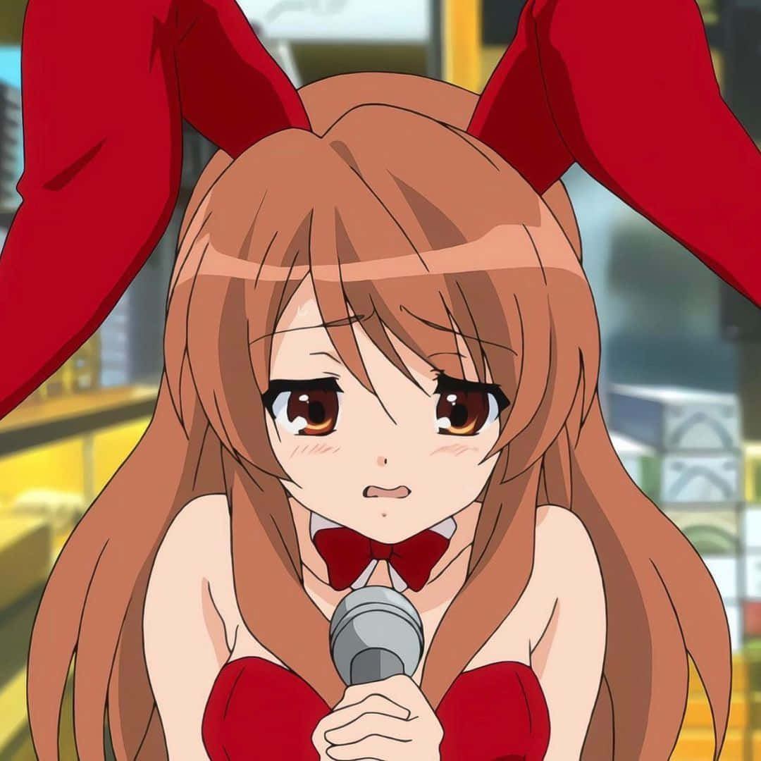 Mikuru Asahina 桌布 壁紙 — 動畫女孩戴著紅色兔耳和蝴蝶結，在明亮的舞台燈光下拿著麥克風，表情驚訝。