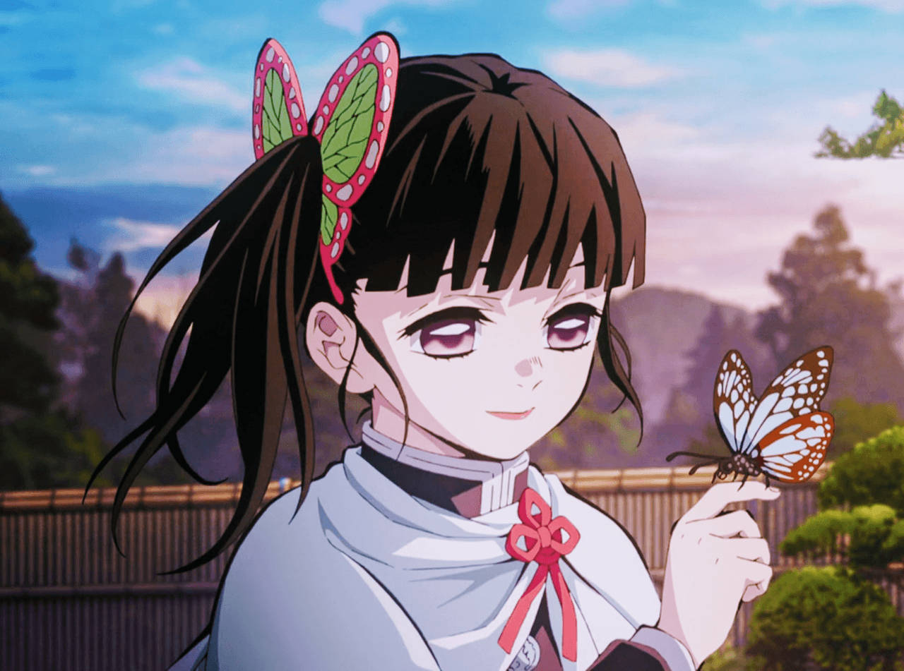 動漫女孩 桌布 壁紙 — 動畫女孩戴著蝴蝶髮夾，在柔和的黃昏天空下輕輕捧著一隻君主斑蝶。