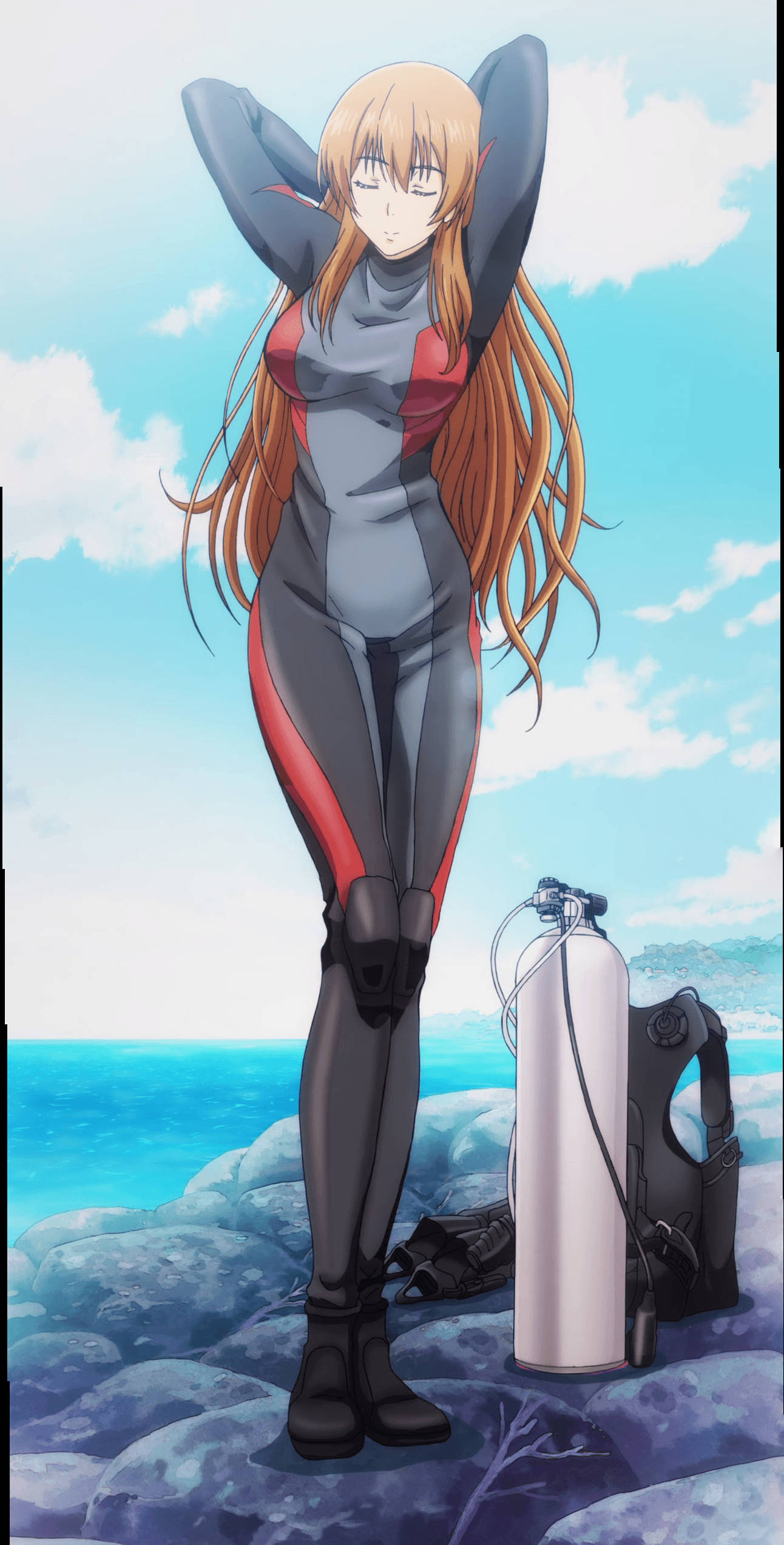 Grand Blue 桌布 壁紙 — 動畫女孩穿著灰色和紅色的潛水衣在岩石海岸上伸展，旁邊有潛水裝備，天空湛藍。