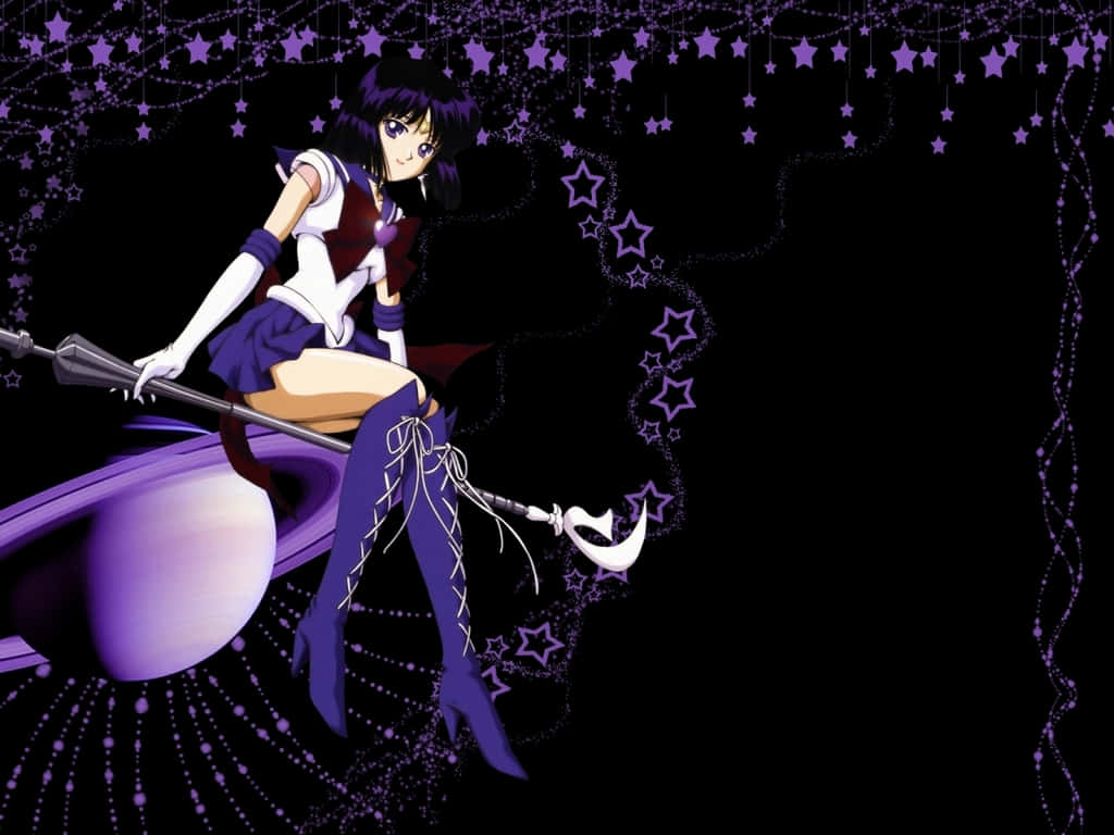 Sailor Saturn 桌布 壁紙 — 動畫女孩穿著紫色和白色的水手服，坐在發光的紫色星球上，手持新月杖，背景是星空黑色。