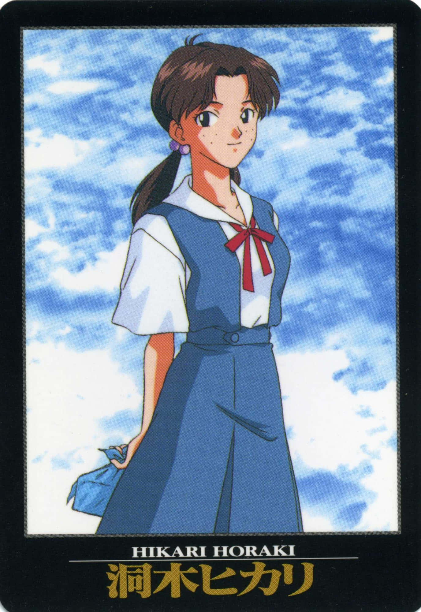 Hikari Horaki 桌布 壁紙 — 動畫女孩穿著藍色校服配紅色蝴蝶結，站在明亮的陰天天空下，手持藍色包包。