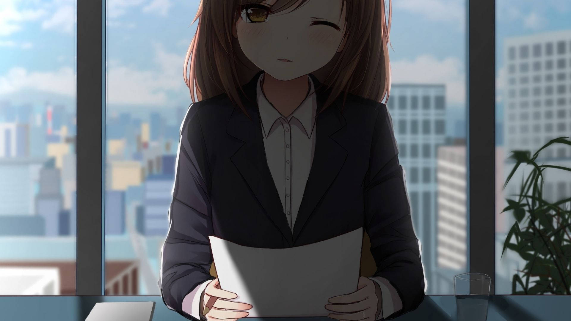 辦公室 桌布 壁紙 — 動畫女孩穿著西裝在辦公室窗前拿著文件，俯瞰城市景觀，柔和日光。