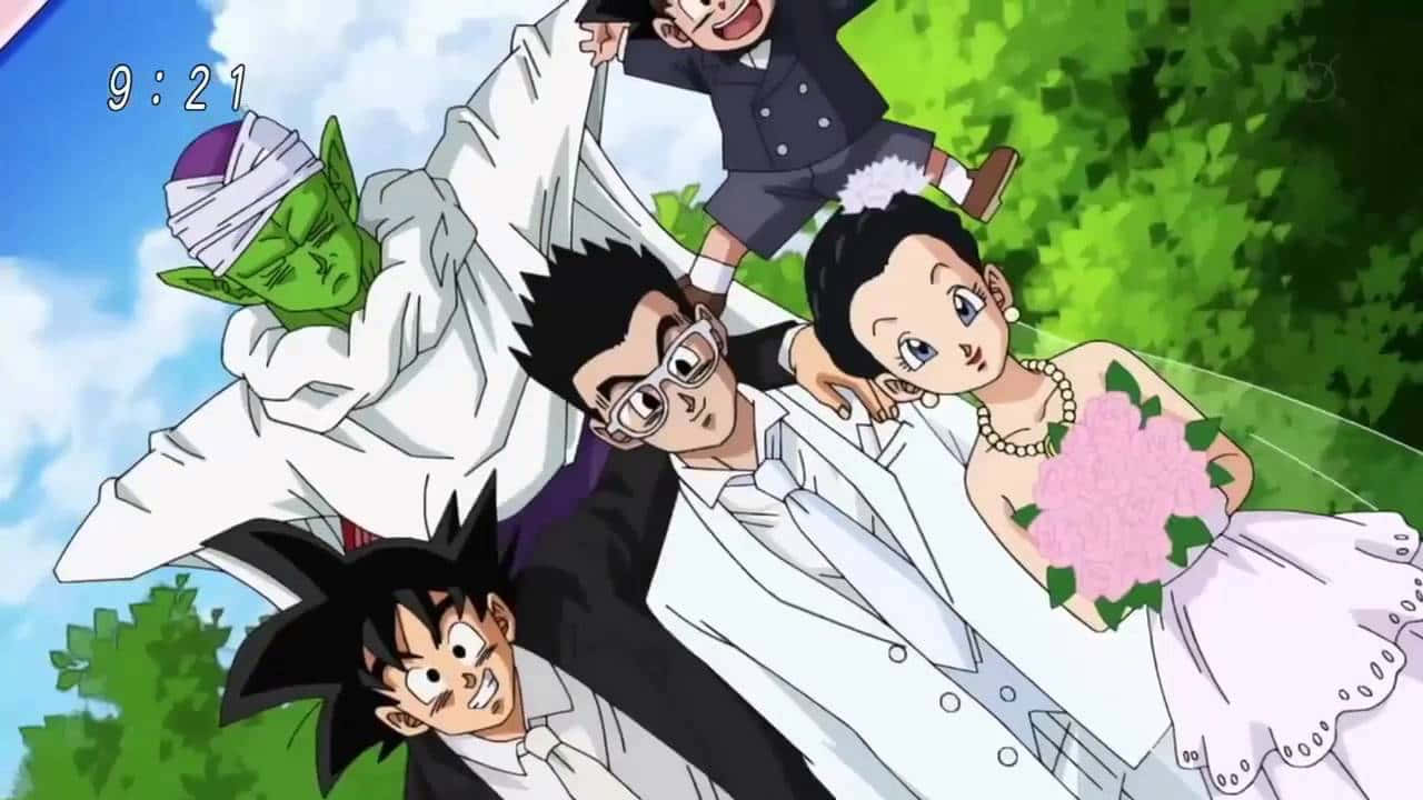 Videl 桌布 壁紙 — 動畫婚禮場景，悟空、悟飯、貝吉達、布瑪和比克穿著白色婚紗在戶外藍天下。
