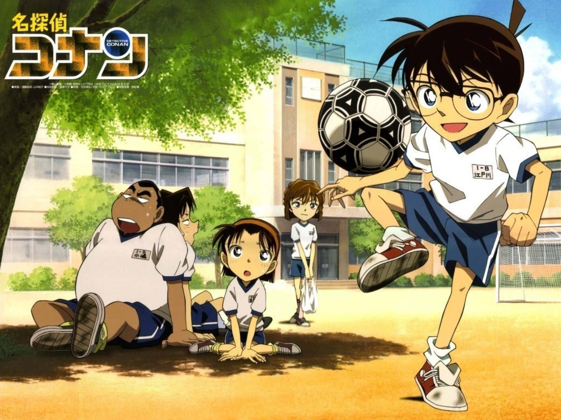 Detective Conan 桌布 壁紙 — 動畫小孩在陽光明媚的校園裡踢足球，背景有一棵大樹和建築物。