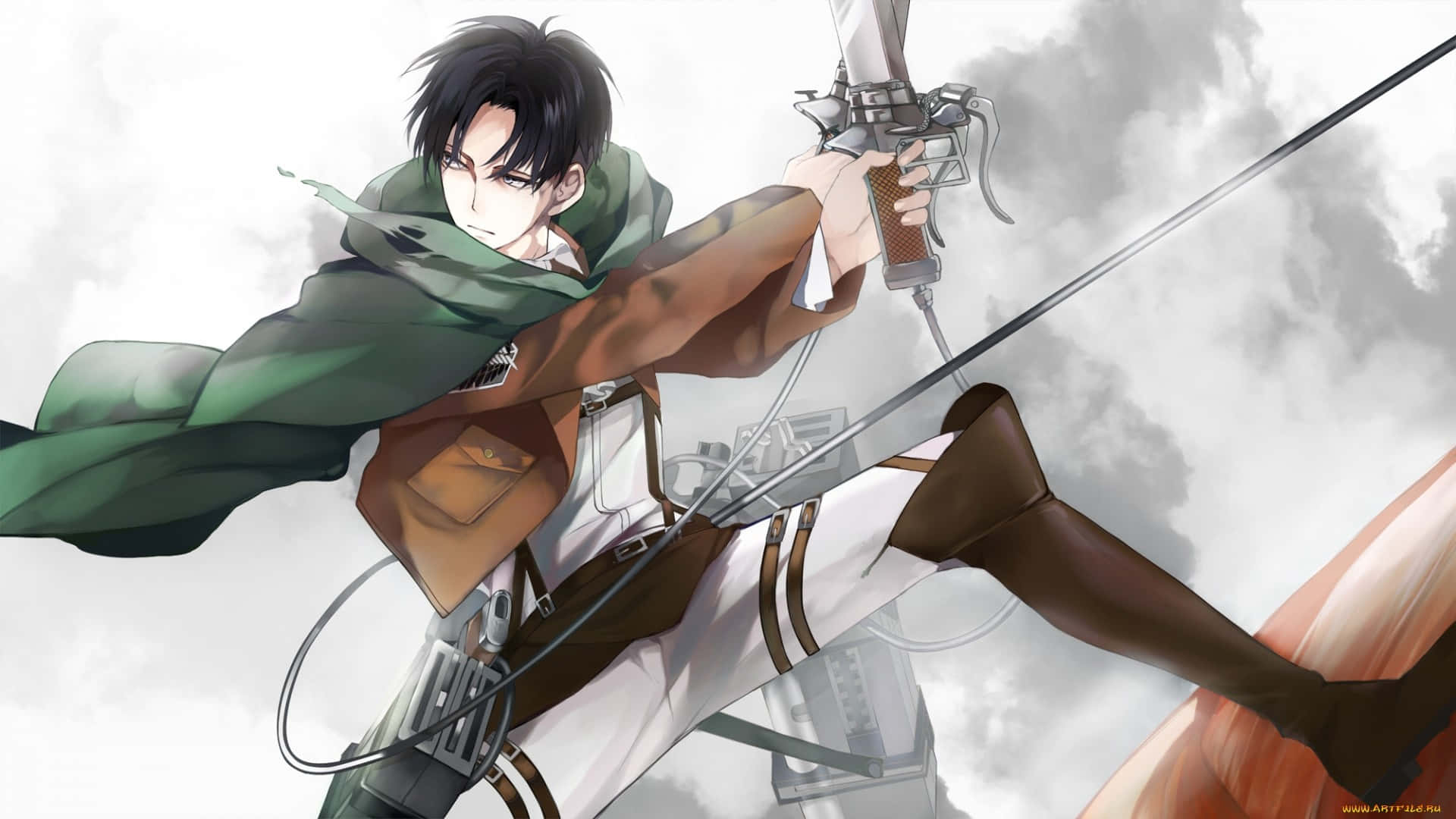 Levi Ackerman Desktop 桌布 壁紙 — 動畫戰士身穿綠色斗篷和棕色裝備，在陰天背景下於空中揮劍，下方有一個巨大的巨人。