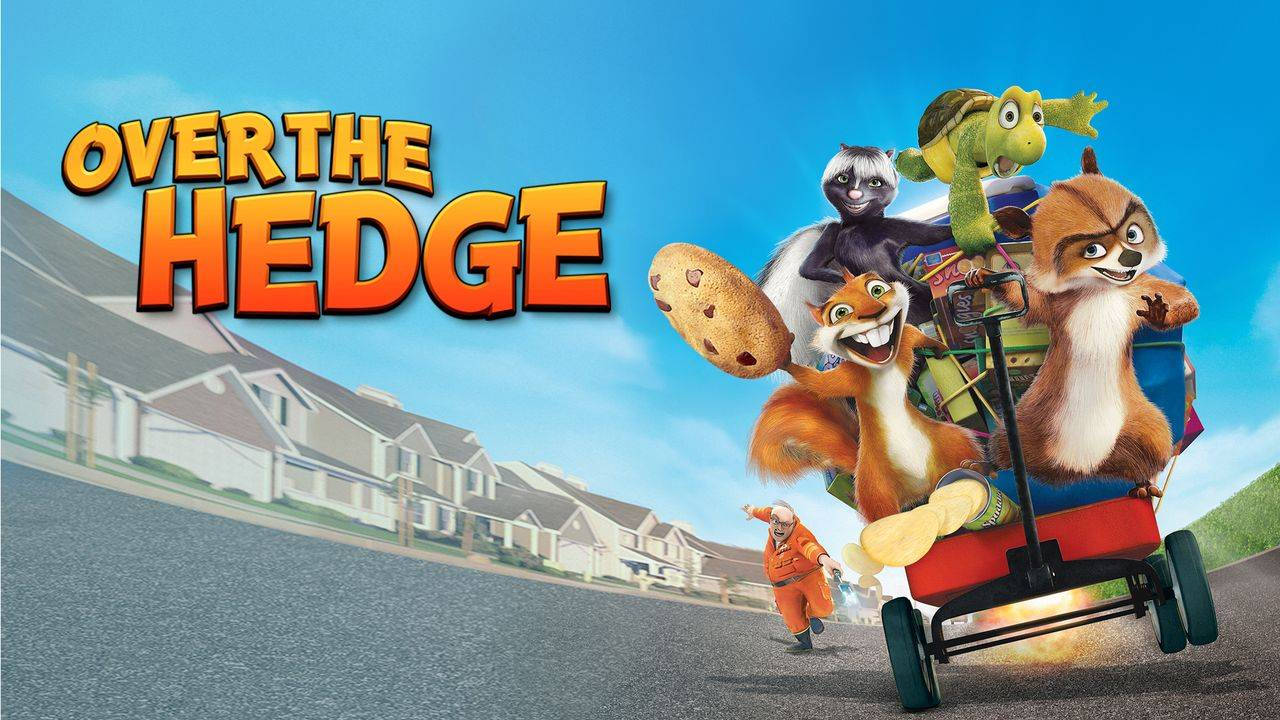 Over The Hedge 桌布 壁紙 — 動畫松鼠和動物們在明亮的藍天下，沿著郊區街道歡樂地乘坐手推車比賽。