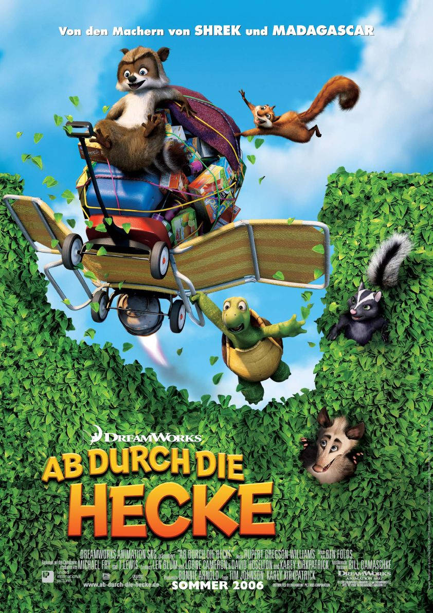 Over The Hedge 桌布 壁紙 — 動畫浣熊和朋友們乘坐飛行的草坪椅，在明亮的藍天下穿過充滿活力的綠色籬笆翱翔。