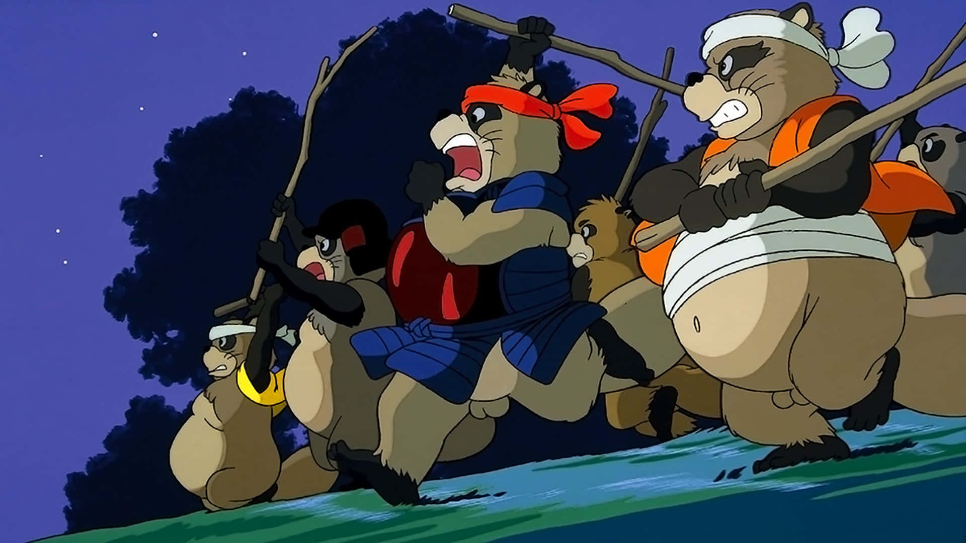 pom poko 桌布 壁紙 — 動畫浣熊戰士穿著忍者裝備在星空下夜間向前衝鋒，表情堅定。