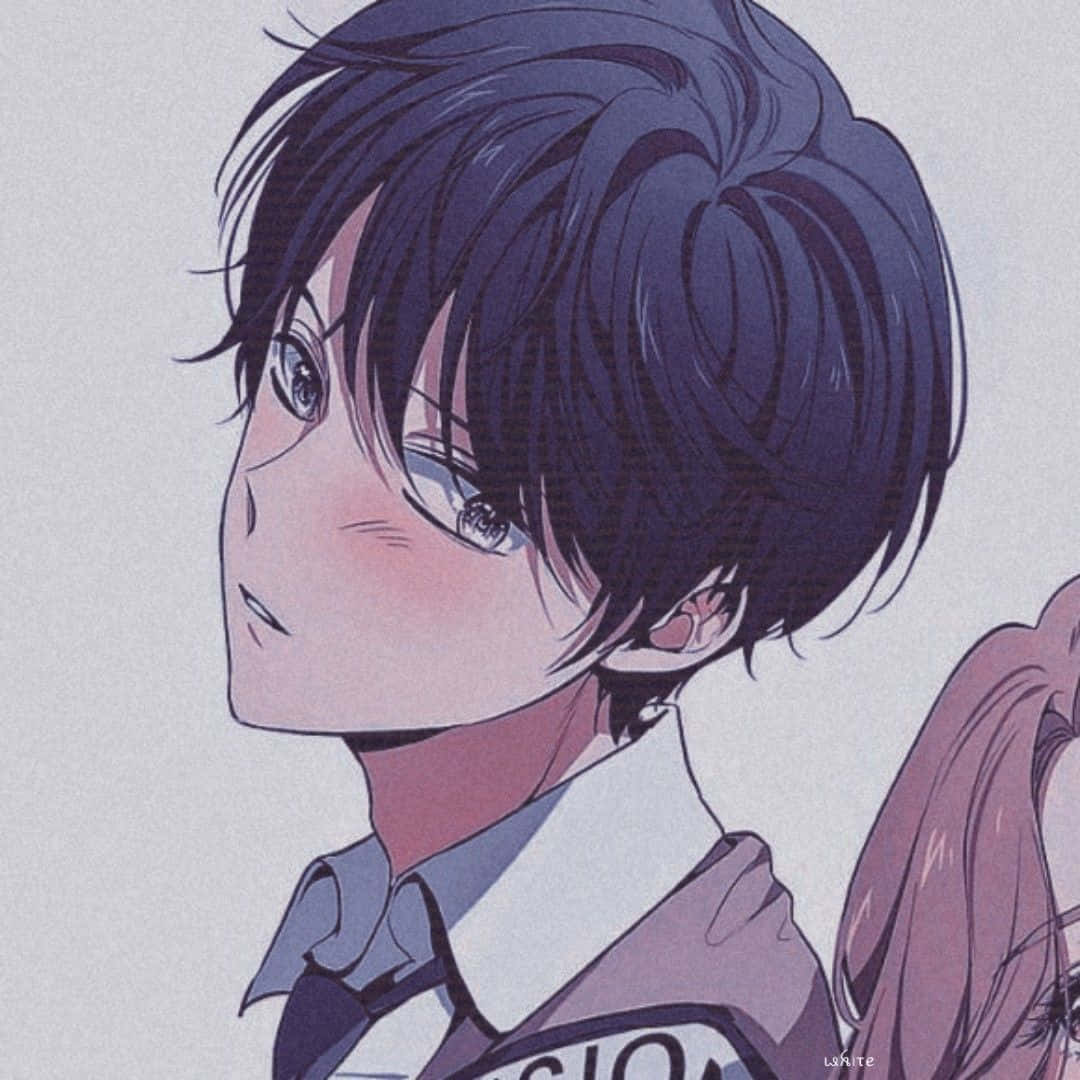 Aesthetic Anime Pfp 桌布 壁紙 — 動畫男孩，深色頭髮，臉頰泛紅，在柔和的紫色燈光下側視。