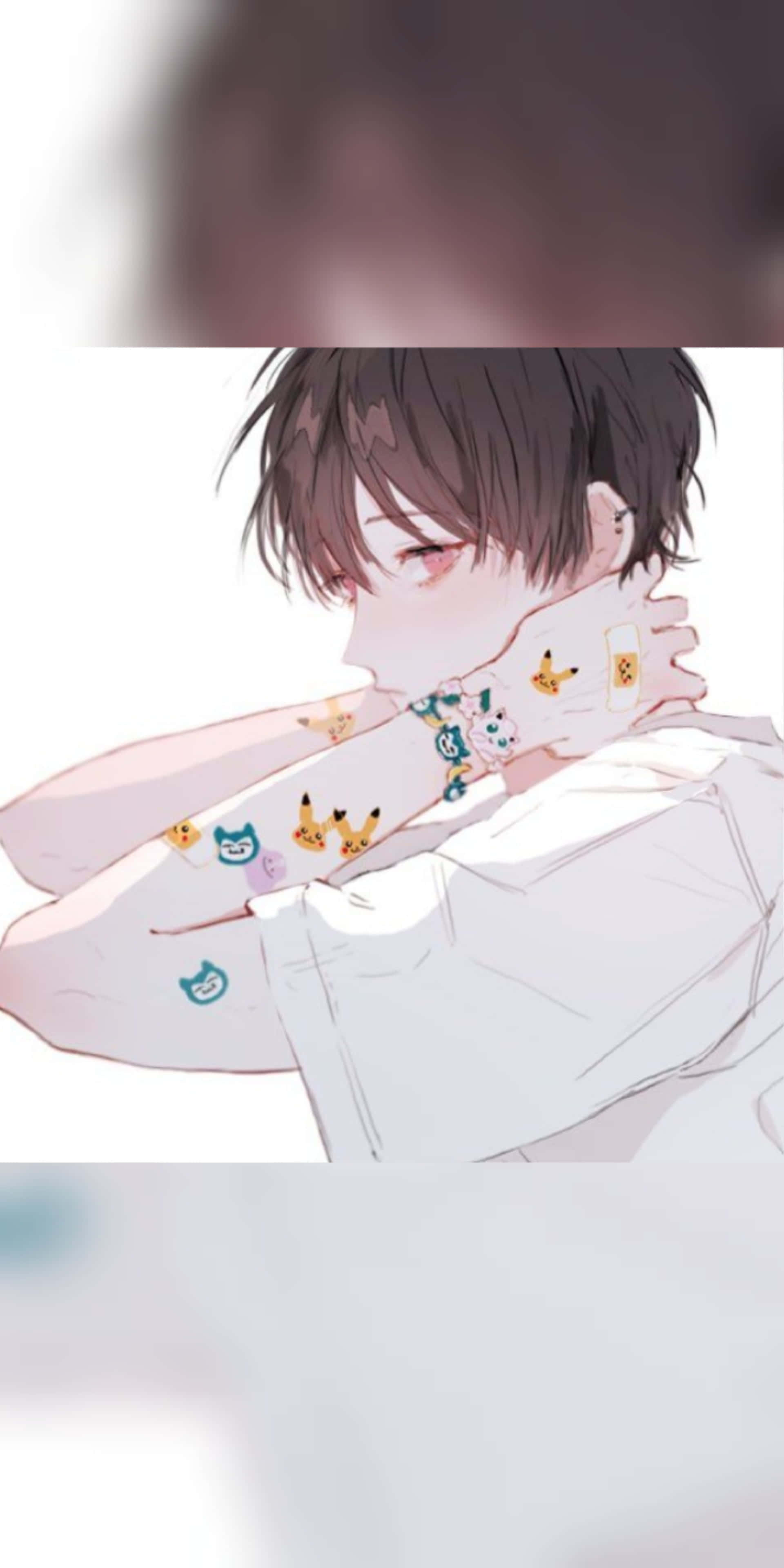 動漫男孩 桌布 壁紙 — 動畫男孩，黑髮紅眼，用裝飾著彩色寶可夢臨時紋身的手臂輕輕遮住臉。