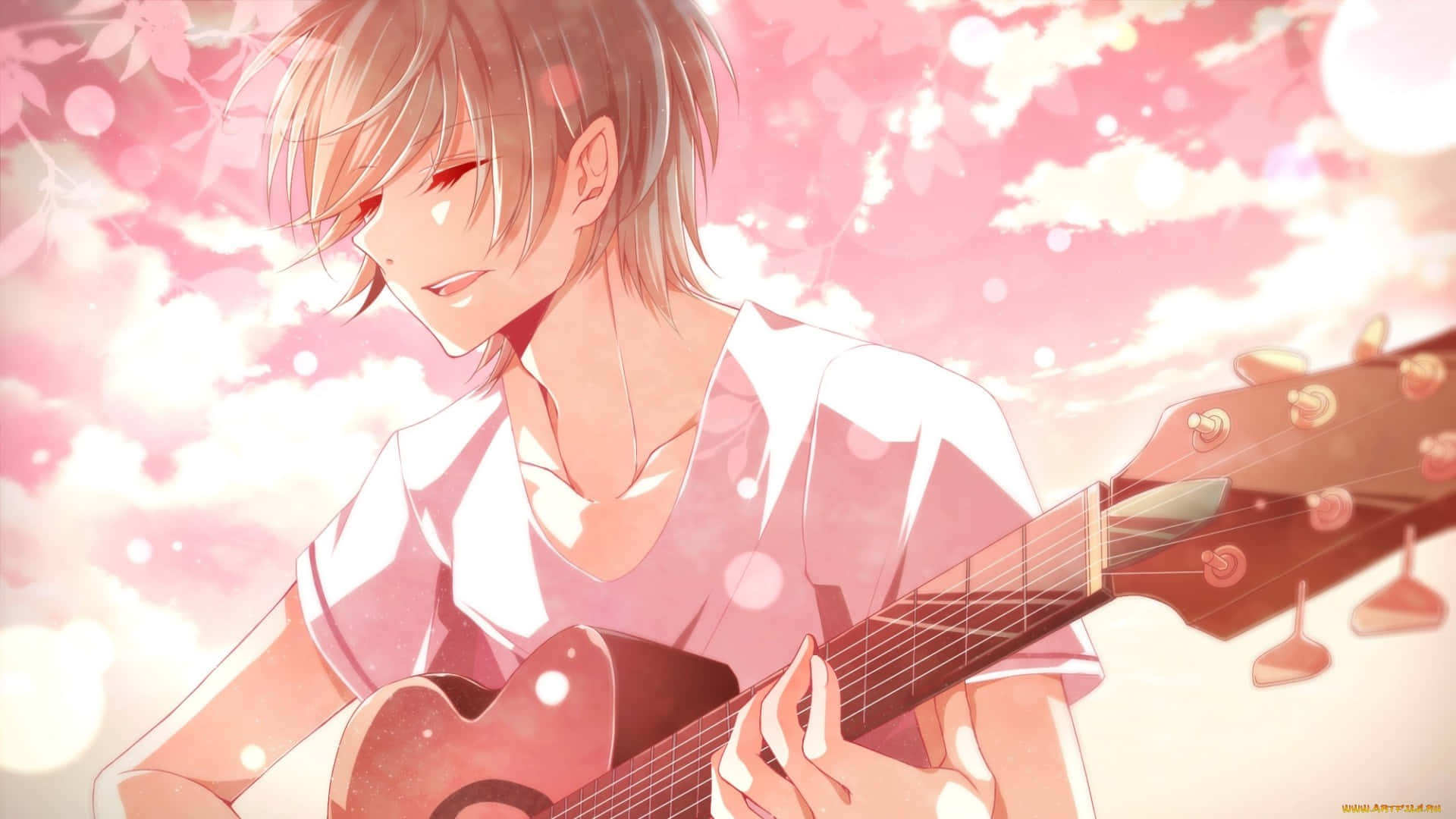 Cute Anime Boys 桌布 壁紙 — 動畫男孩淺色頭髮在柔和粉紅櫻花和發光天空下彈奏原聲吉他。