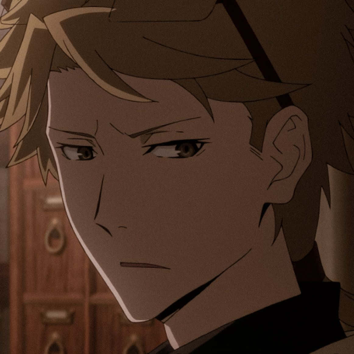 Kunikida 桌布 壁紙 — 動畫男性角色特寫，棕色頭髮，在光線昏暗的房間裡，有木製家具，眼神銳利。