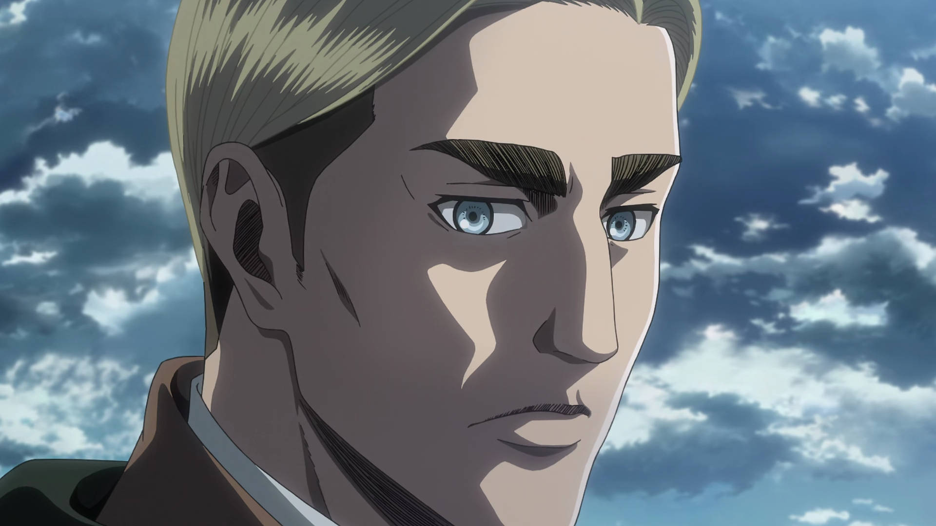 Erwin 桌布 壁紙 — 動畫男性角色特寫，金髮，藍色眼睛，背景為多雲天空。