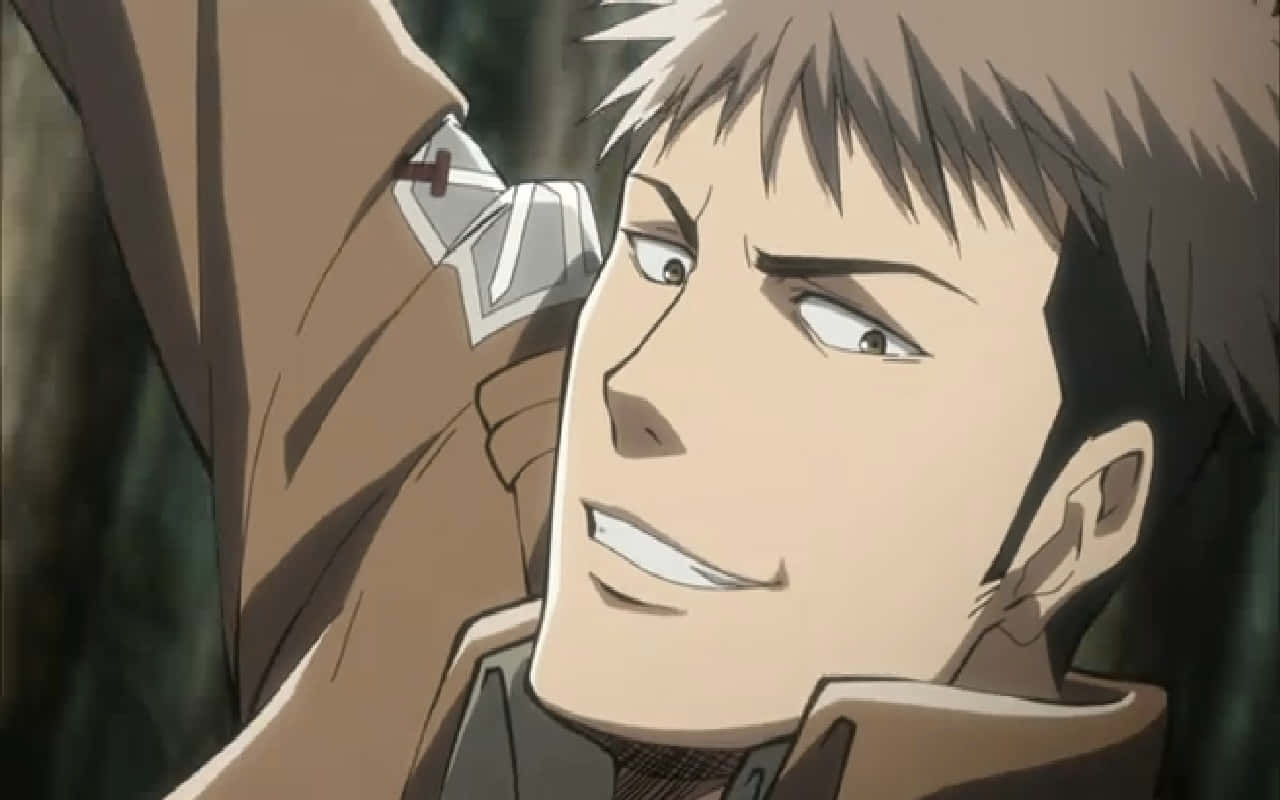 Jean Kirstein 桌布 壁紙 — 動畫男性角色特寫，頭髮尖刺，帶著堅定的笑容，身穿棕色外套，上面有紅色十字徽章。