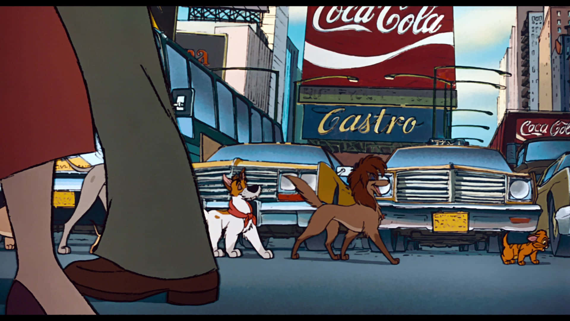 oliver and company 桌布 壁紙 — 動畫街景，擬人化的狗穿過繁忙的城市街道，經過復古汽車和可口可樂標誌。