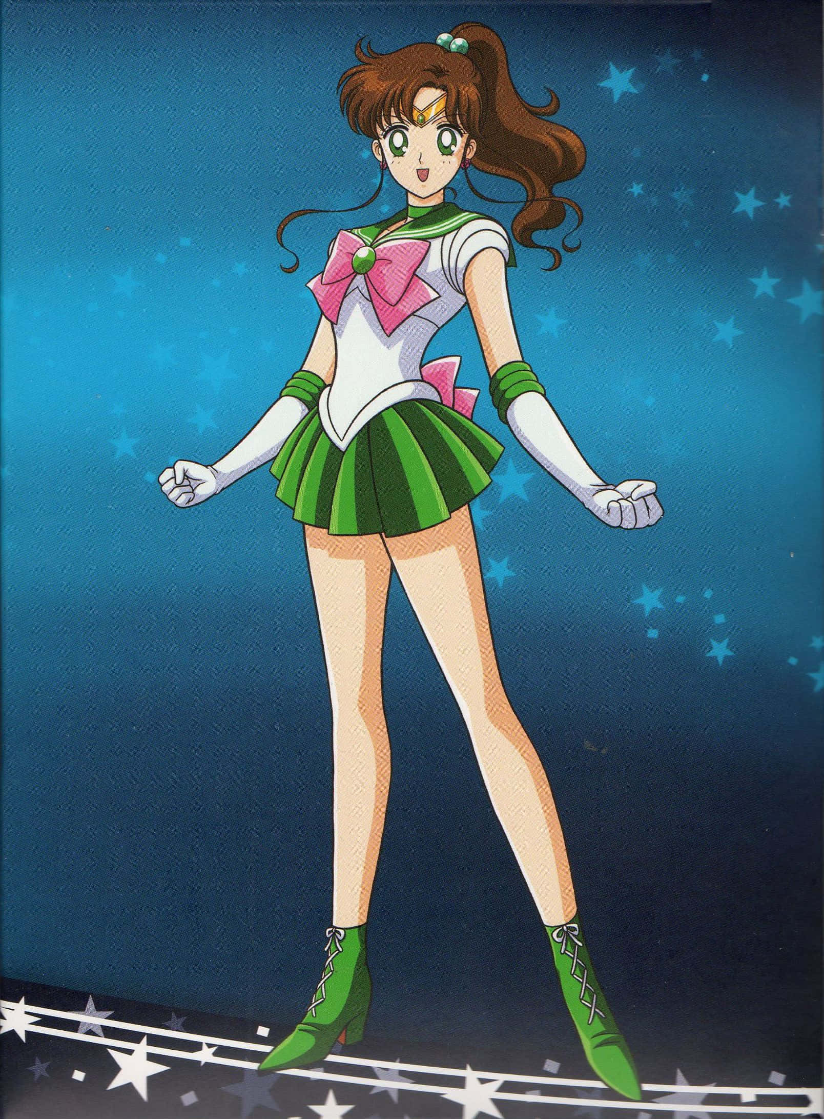 sailor jupiter 桌布 壁紙 — 動畫角色 Sailor Jupiter 自信地站立，身穿綠色和白色的水手服，背景是星空藍色。