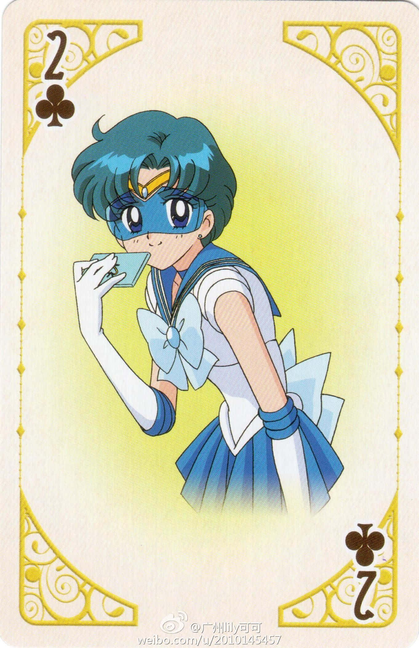 Sailor Mercury 桌布 壁紙 — 動畫角色 Sailor Mercury 在帶有華麗金色邊框和柔和黃色漸變背景的撲克牌上從杯子中啜飲。