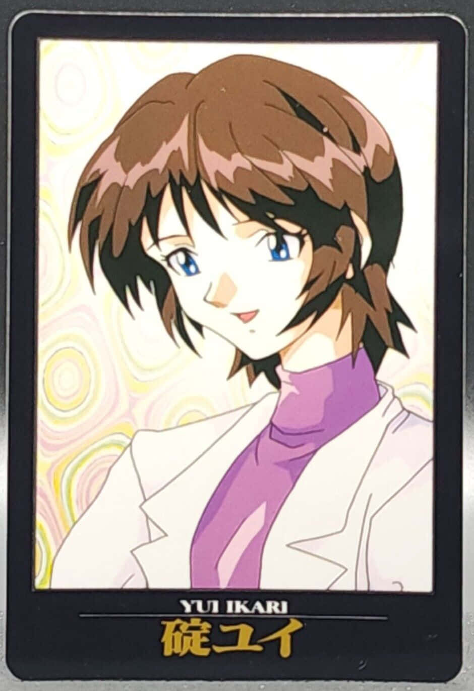 Yui Ikari 桌布 壁紙 — 動畫角色 Yui Ikari 擁有棕色頭髮和藍色眼睛，在旋轉的柔和背景前溫柔微笑。