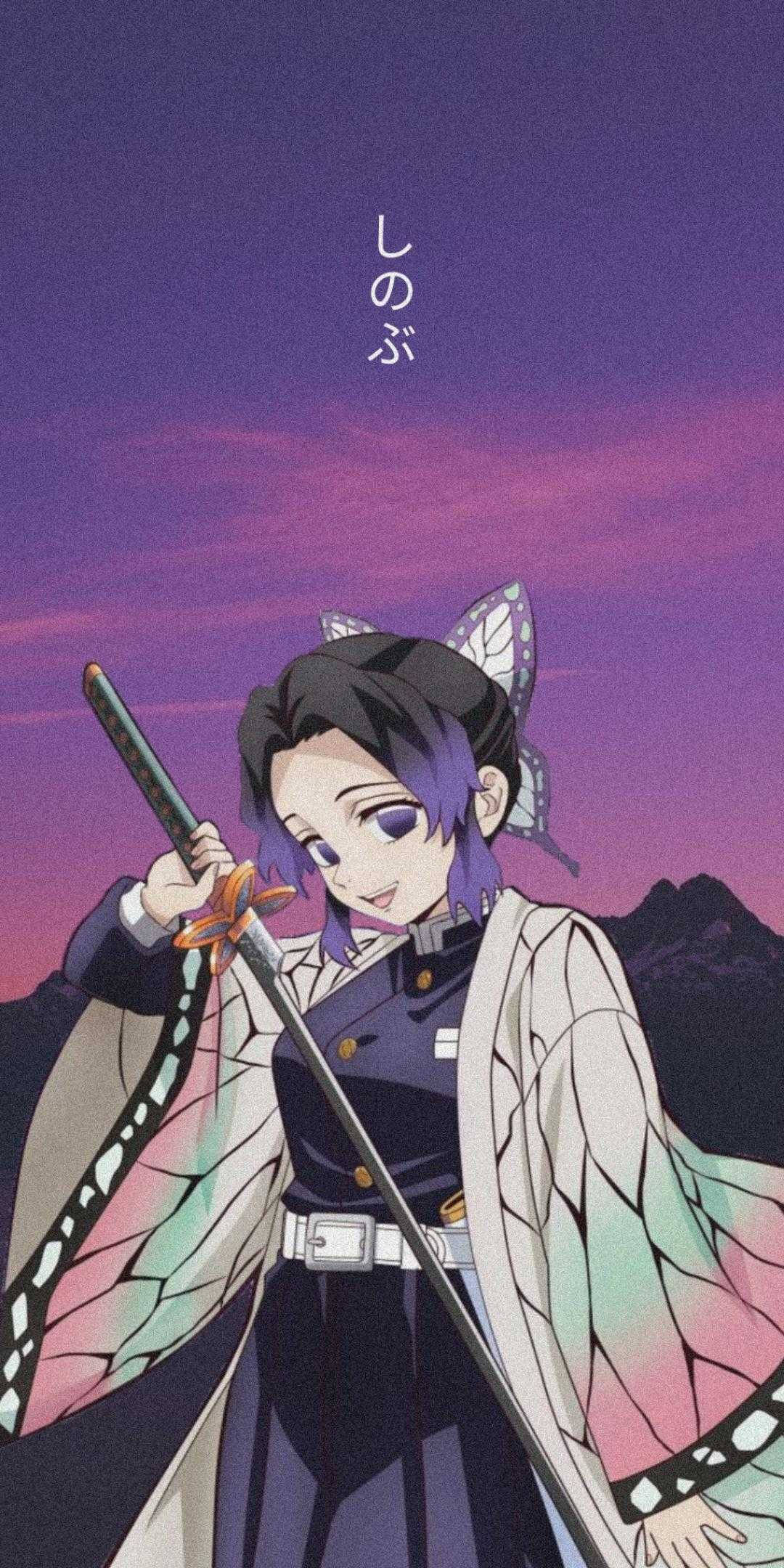 Shinobu Kocho 桌布 壁紙 — 動畫角色Shobu擁有蝴蝶翅膀，在紫色夕陽天空下持劍。
