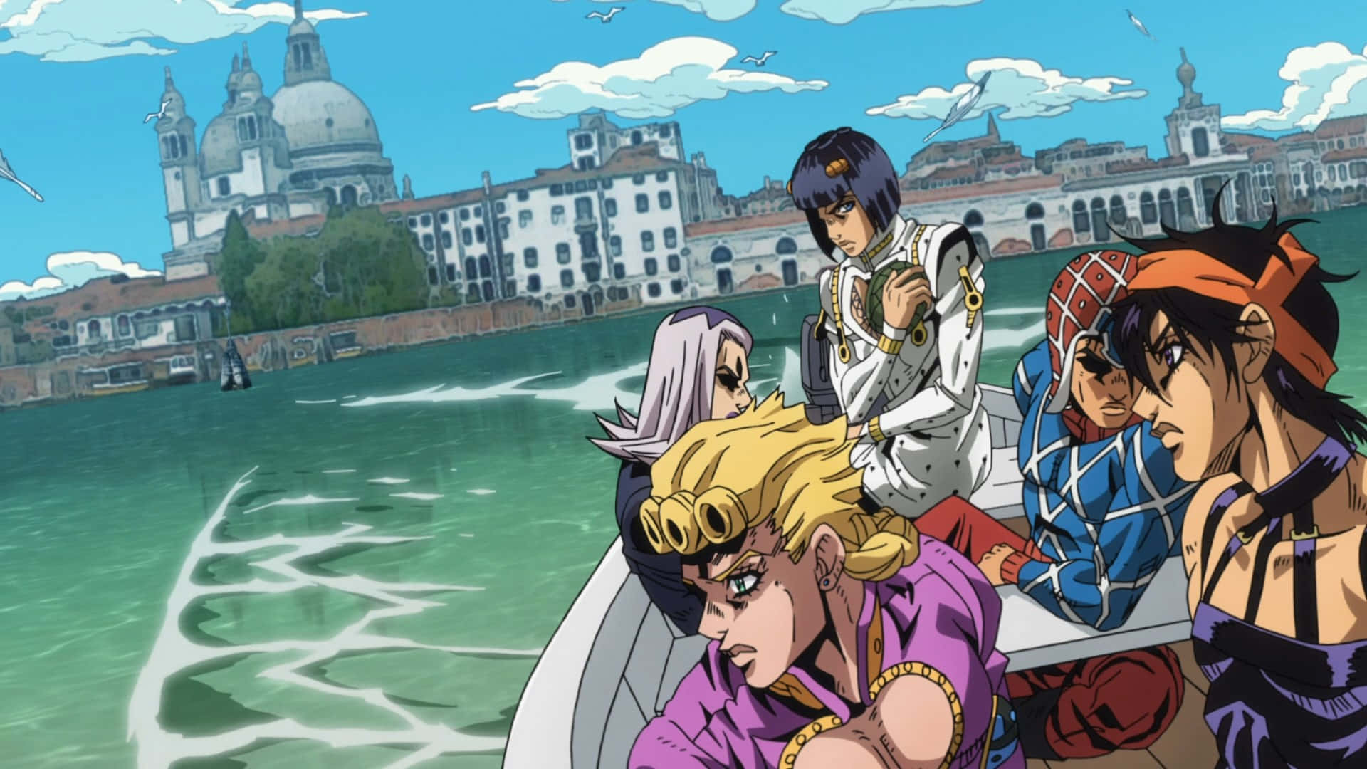 Vento Aureo 桌布 壁紙 — 動畫角色乘坐快艇穿過威尼斯運河，兩旁是歷史悠久的圓頂建築，頭頂是明亮的藍天。