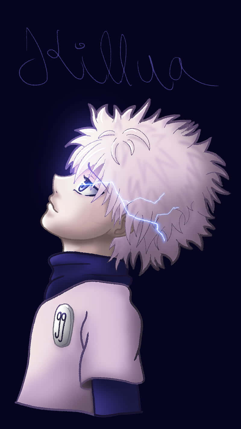 桌布 壁紙 — 動畫角色奇犽（Killua）擁有尖刺白髮和藍色眼睛，在黑暗背景中抬頭凝視，頭後閃電劈啪作響。