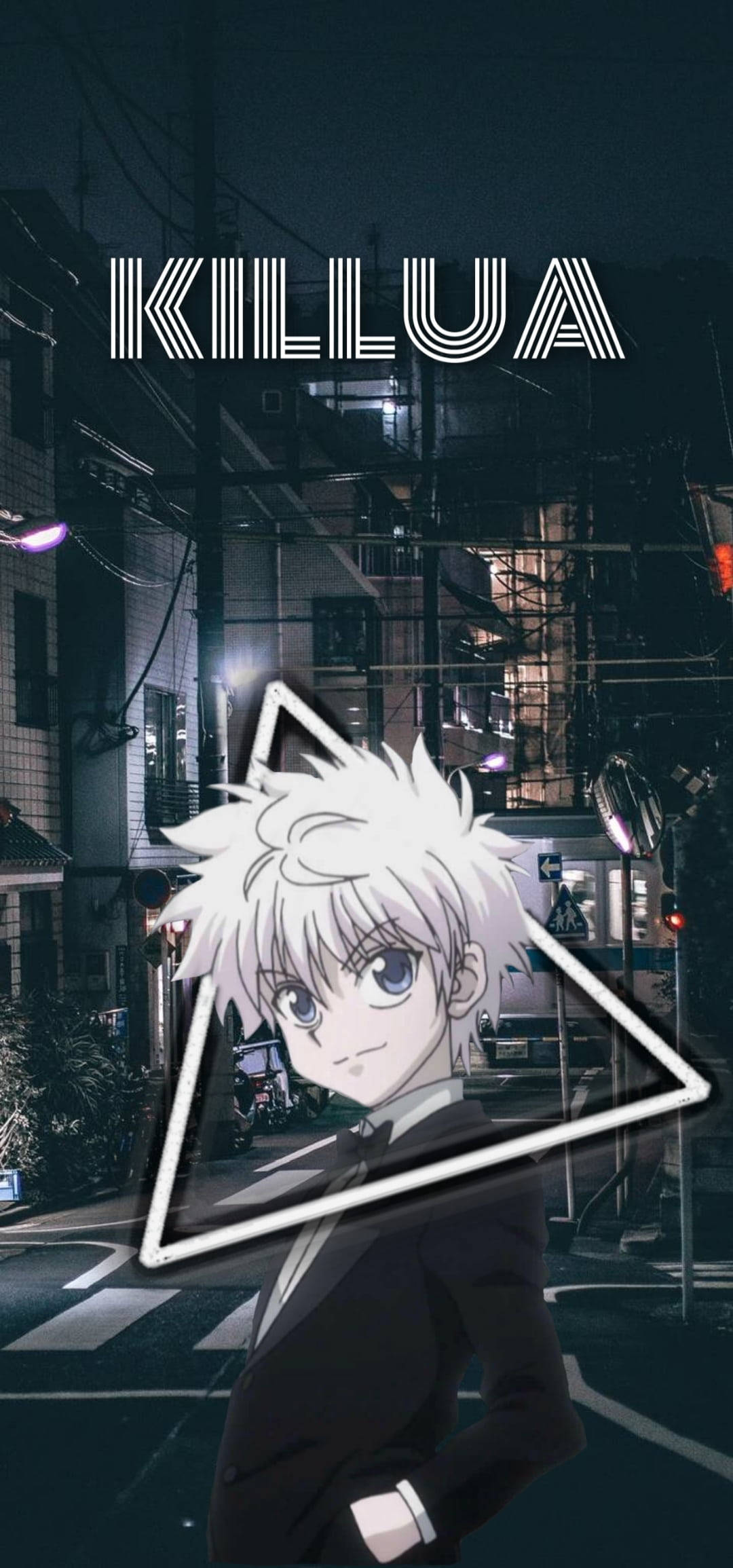 Killua 桌布 壁紙 — 動畫角色奇犽站在發光的三角形中，背景是霓虹燈照亮、有建築物和電線的都市夜晚街道。