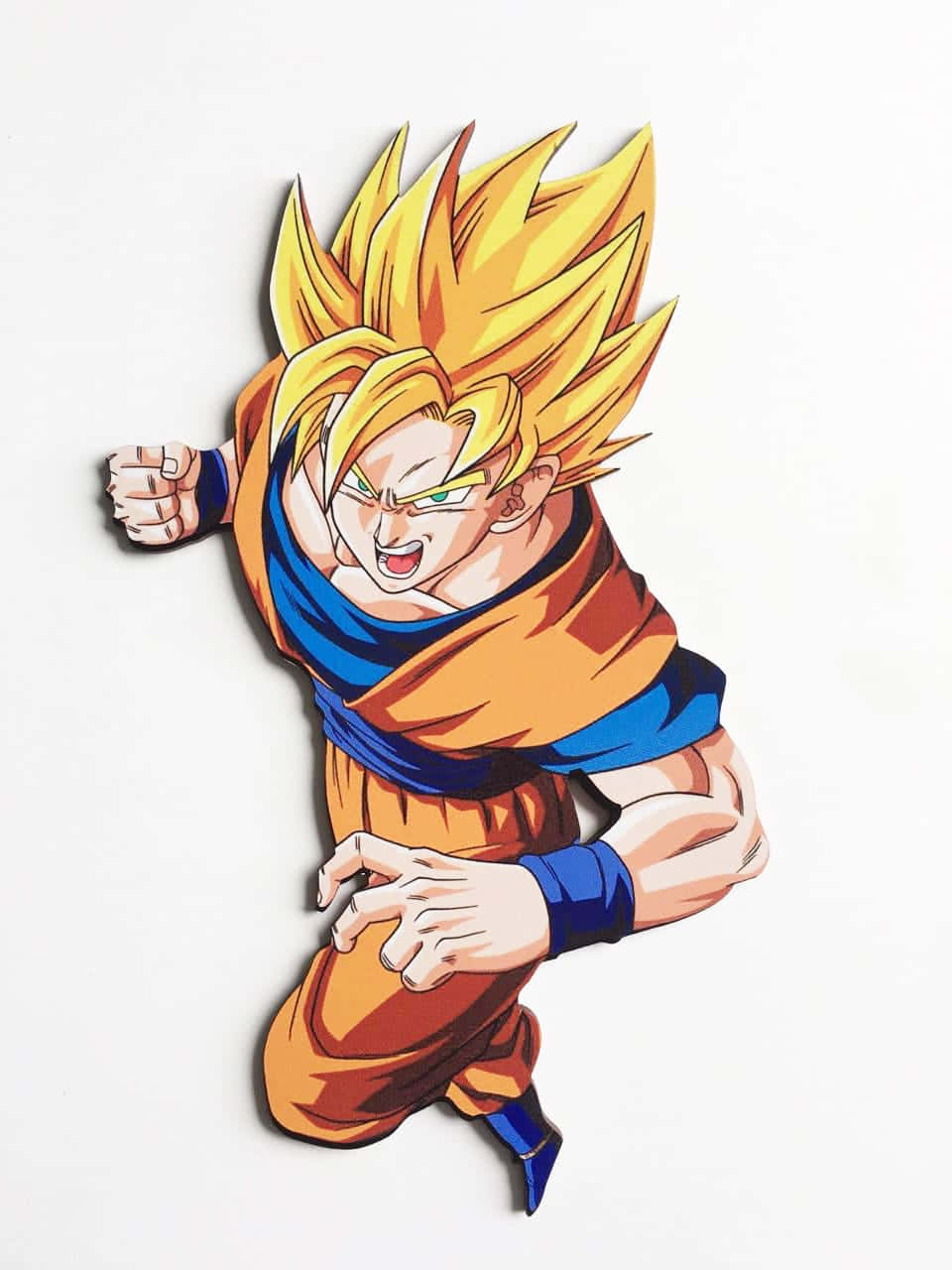 Dbz 桌布 壁紙 — 動畫角色悟空以超級賽亞人形態，金色刺蝟頭和橙色道服，在純白背景前動態擺姿勢。