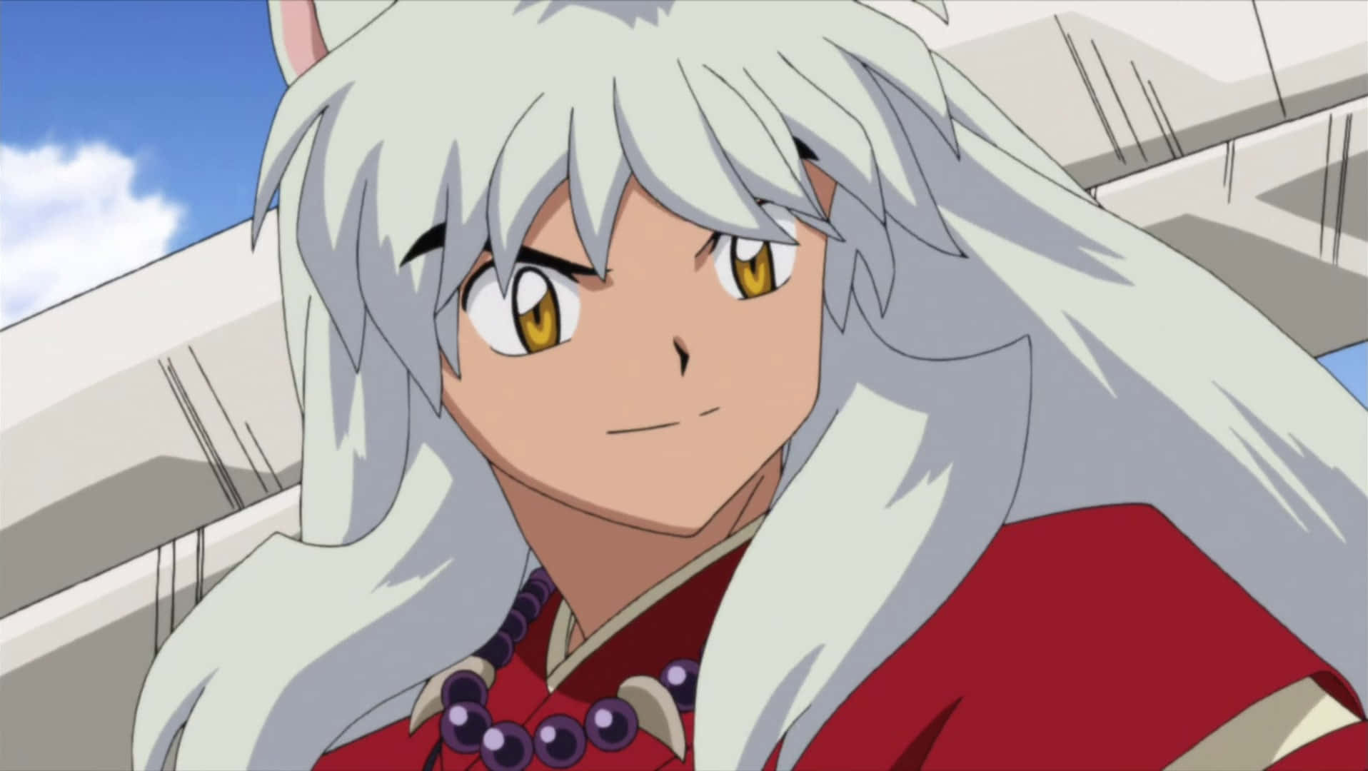 Inuyasha And Tessaiga 桌布 壁紙 — 動畫角色犬夜叉，銀色頭髮和金色眼睛，穿著紅色服裝，背景是明亮的藍天。