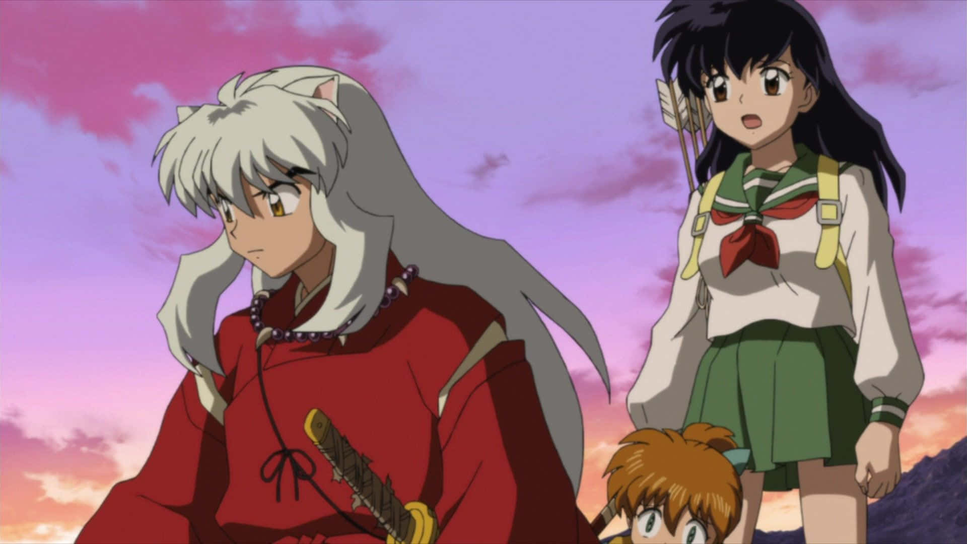 Inuyasha And The Gang 桌布 壁紙 — 動畫角色犬夜叉、阿籬和七寶站在充滿活力的粉紅色和紫色日落天空前。