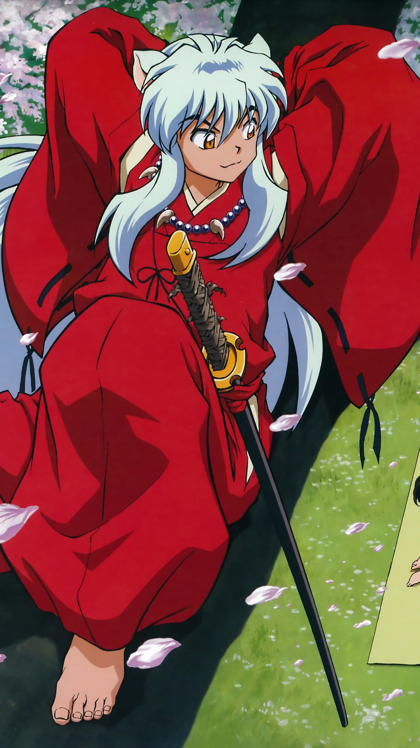 Inuyasha iPhone 桌布 壁紙 — 動畫角色犬夜叉身穿紅色和服，赤腳坐在櫻花樹下的草地上，手持劍。