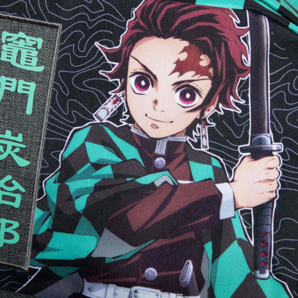 Demon Slayer Corps 桌布 壁紙 — 動畫角色竈門炭治郎身穿綠色和黑色格紋和服，在黑暗旋轉的背景中持劍。