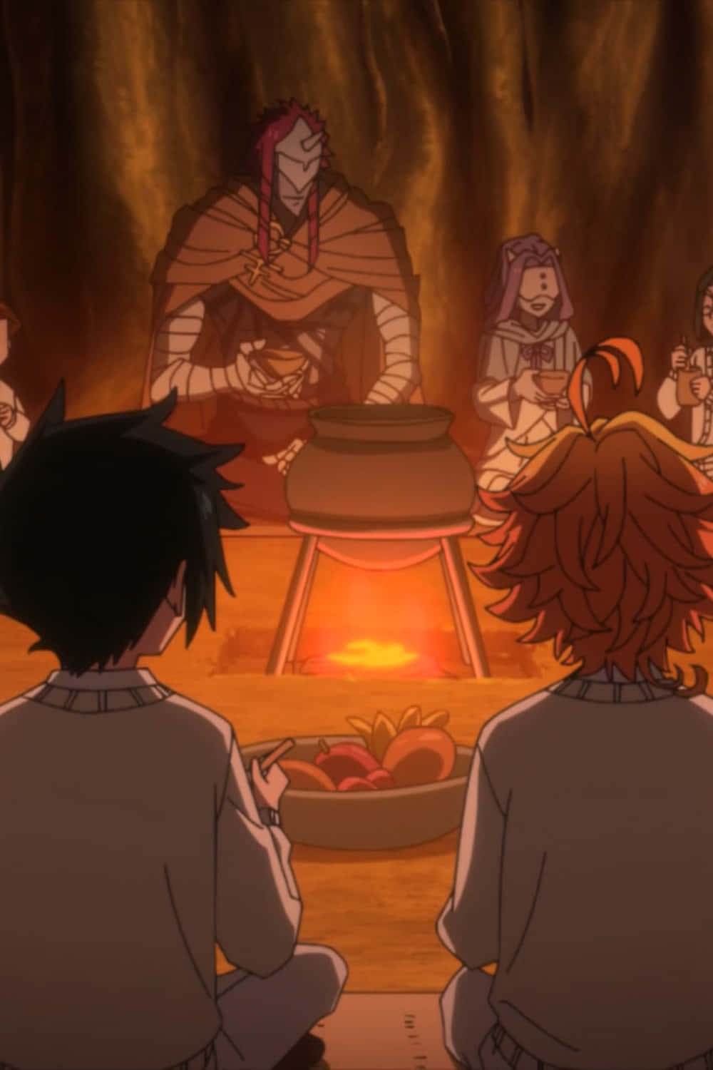 The Promised Neverland Sonju 桌布 壁紙 — 動畫角色聚集在昏暗洞穴中的溫暖營火旁，在金黃色燈光下分享食物和故事。