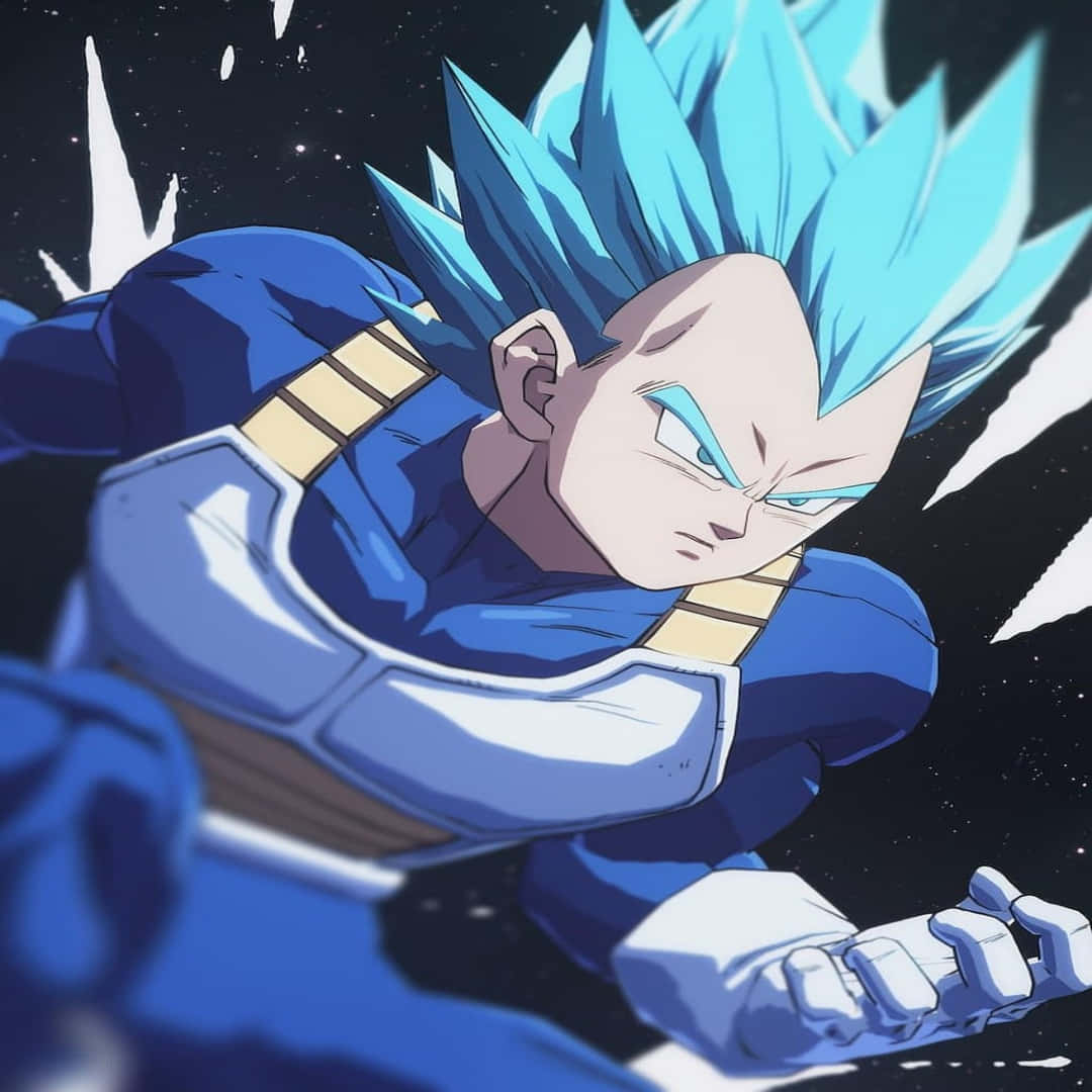 1080x1080 Vegeta Blue 桌布 壁紙 — 動畫角色貝吉塔以超級賽亞人藍色形態，帶著強烈的藍色頭髮和盔甲在太空飛馳。