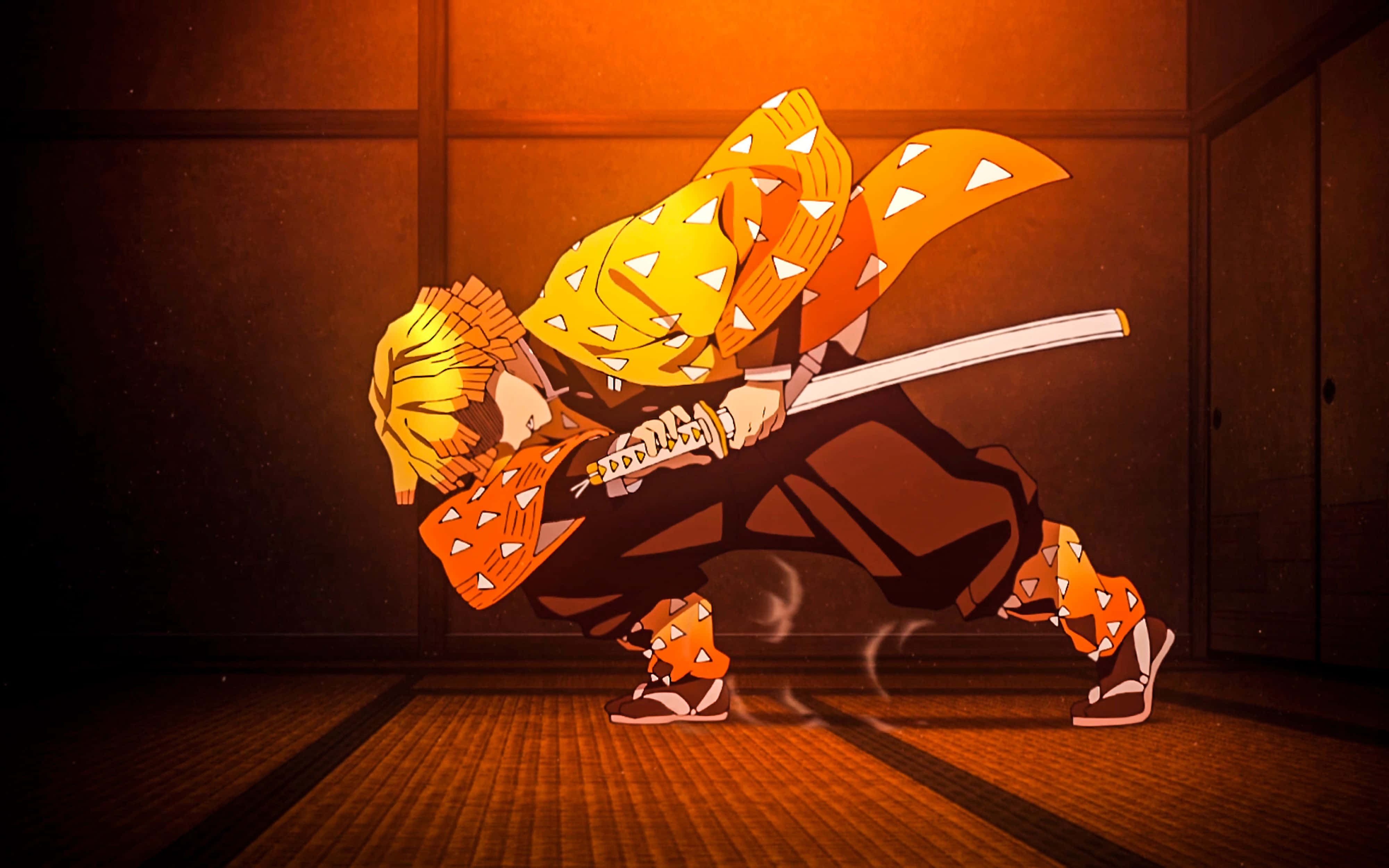 Demon Slayer Zenitsu 4K 桌布 壁紙 — 動畫角色身穿橙色和服，在昏暗的木房間中揮劍，伴隨著溫暖的光芒。