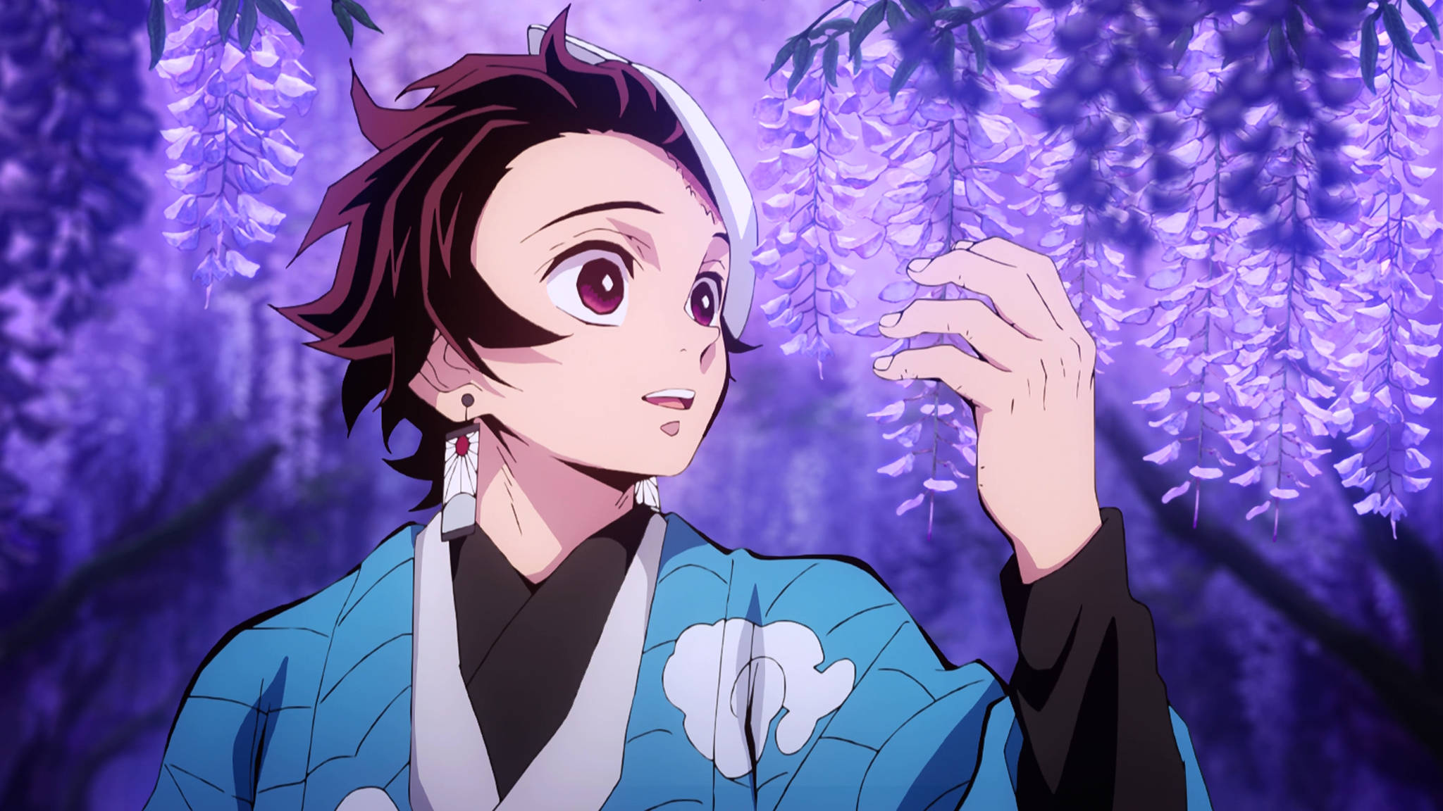 tanjiro pfp 桌布 壁紙 — 動畫角色身穿藍色和服，在柔和暮光下輕輕觸碰紫色紫藤花。