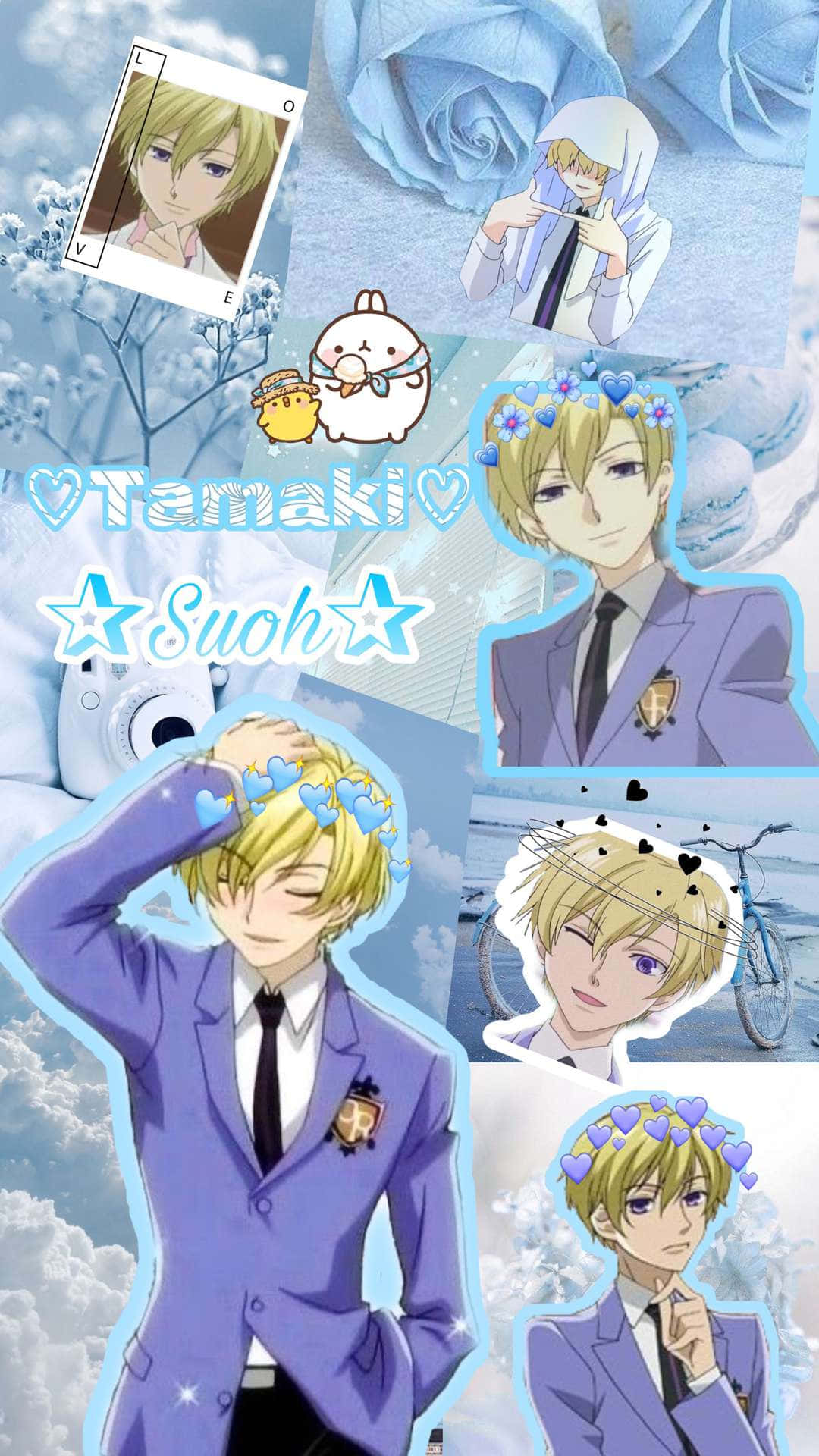 Tamaki Suoh 桌布 壁紙 — 動畫角色須王環穿著紫色西裝，被藍色玫瑰、愛心和可愛貼紙包圍，背景為多雲天空的拼貼畫。