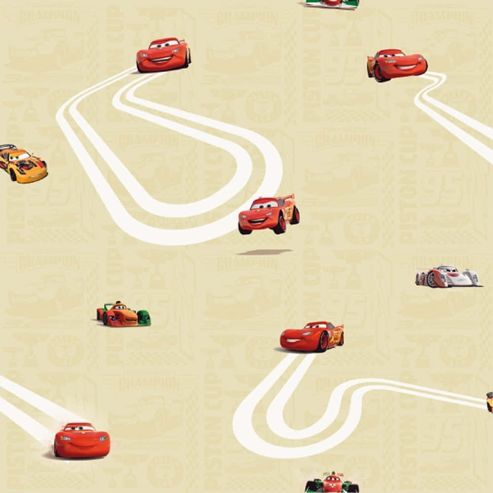 Lightning Mcqueen 桌布 壁紙 — 動畫賽車在米色背景上沿著蜿蜒的白色賽道飛馳，帶有淡淡的賽車標誌。