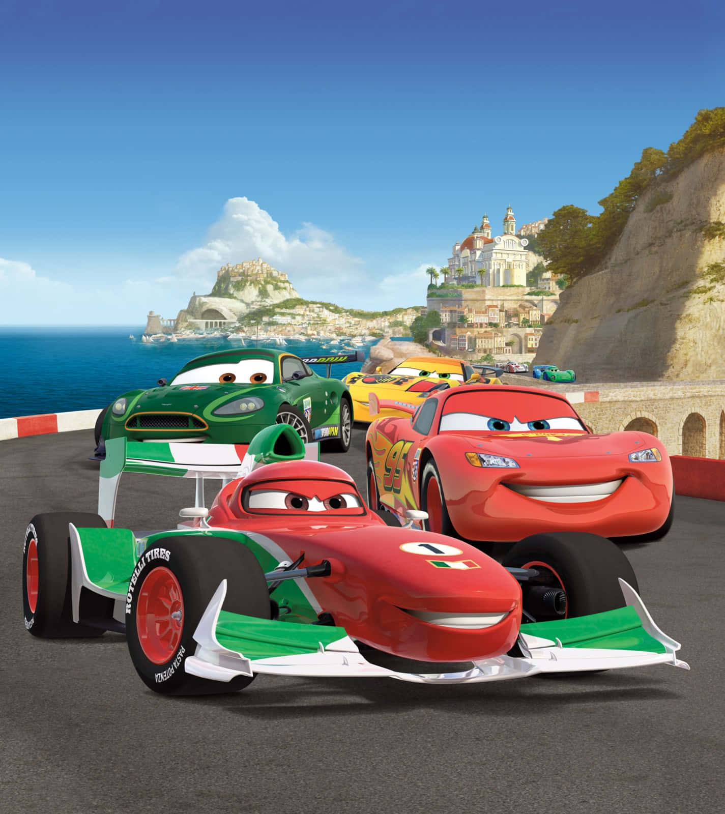 Lightning Mcqueen 桌布 壁紙 — 動畫賽車沿著海岸賽道飛馳，背景是懸崖小鎮和藍色大海。