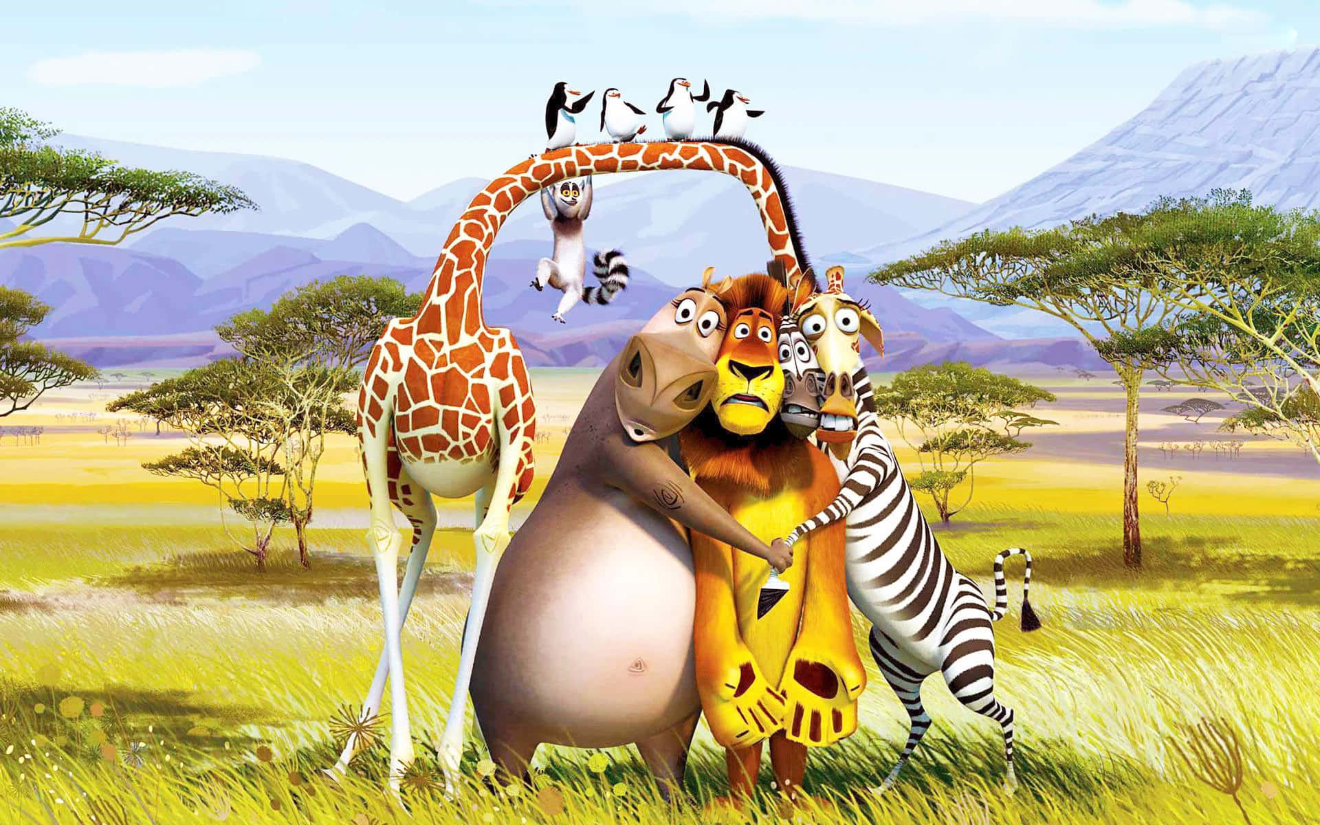 Animation Movies 桌布 壁紙 — 動畫電影角色，包括長頸鹿、斑馬和獅子，在陽光明媚的非洲大草原上擠在一起，背景有金合歡樹和遠處的山脈。
