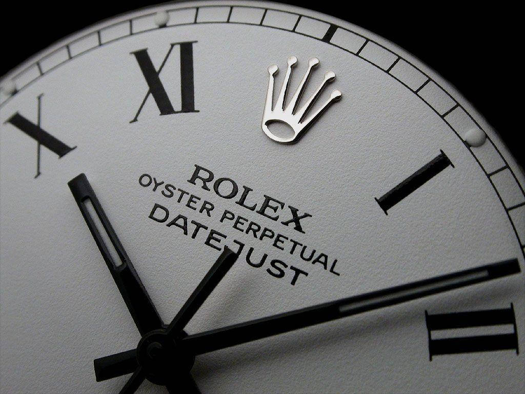 Rolex 桌布 壁紙 — 勞力士Oyster Perpetual Datejust手錶錶盤特寫，帶有黑色羅馬數字和皇冠標誌，銀色錶盤。