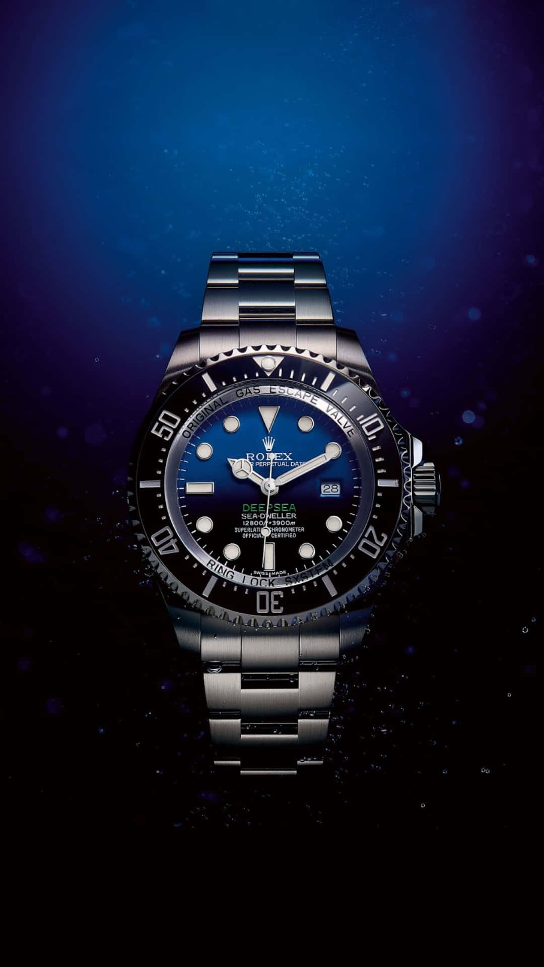 Rolex 桌布 壁紙 — 勞力士海使型手錶在深藍色水下燈光中閃耀，周圍有漂浮的微粒。